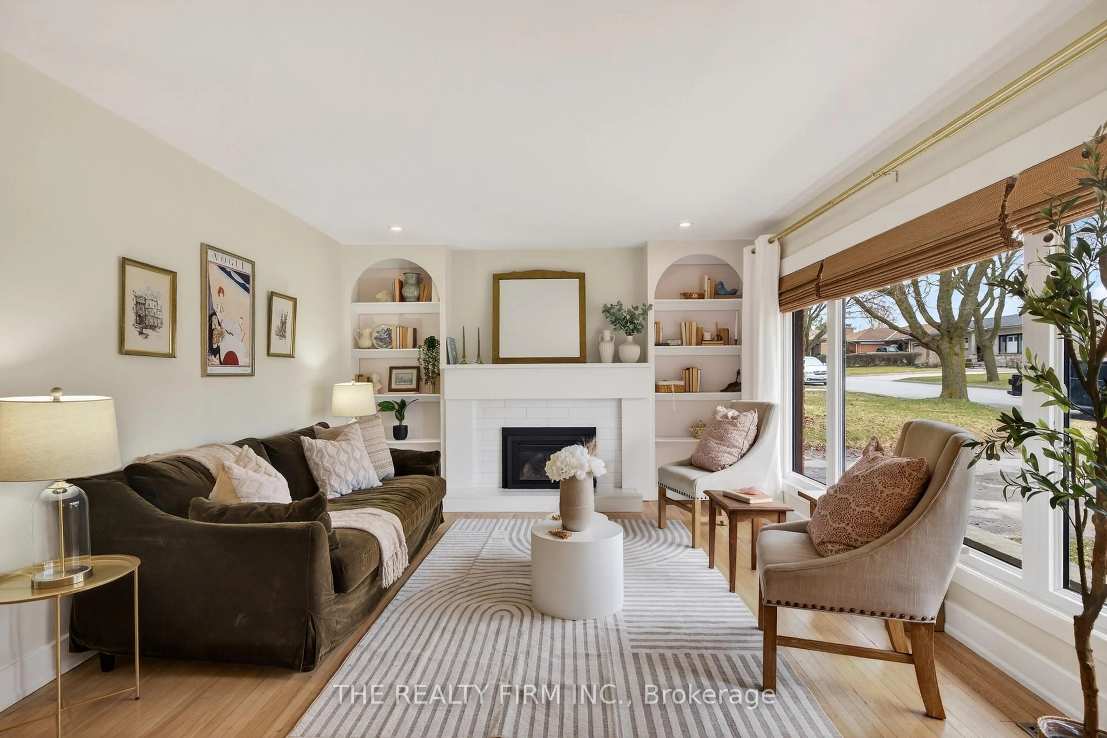 Living room with furniture, wood/laminate floor for 198 Buckingham St, London South Ontario N5Z 3V5