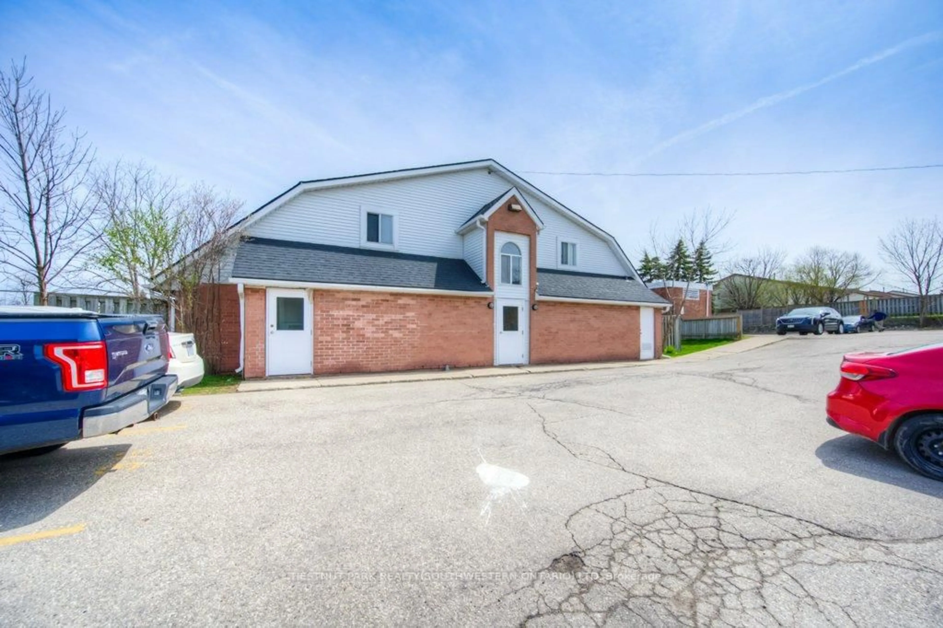 A pic from outside/outdoor area/front of a property/back of a property/a pic from drone, building for 41 Valleyview Rd #35, Kitchener Ontario N2E 3H9
