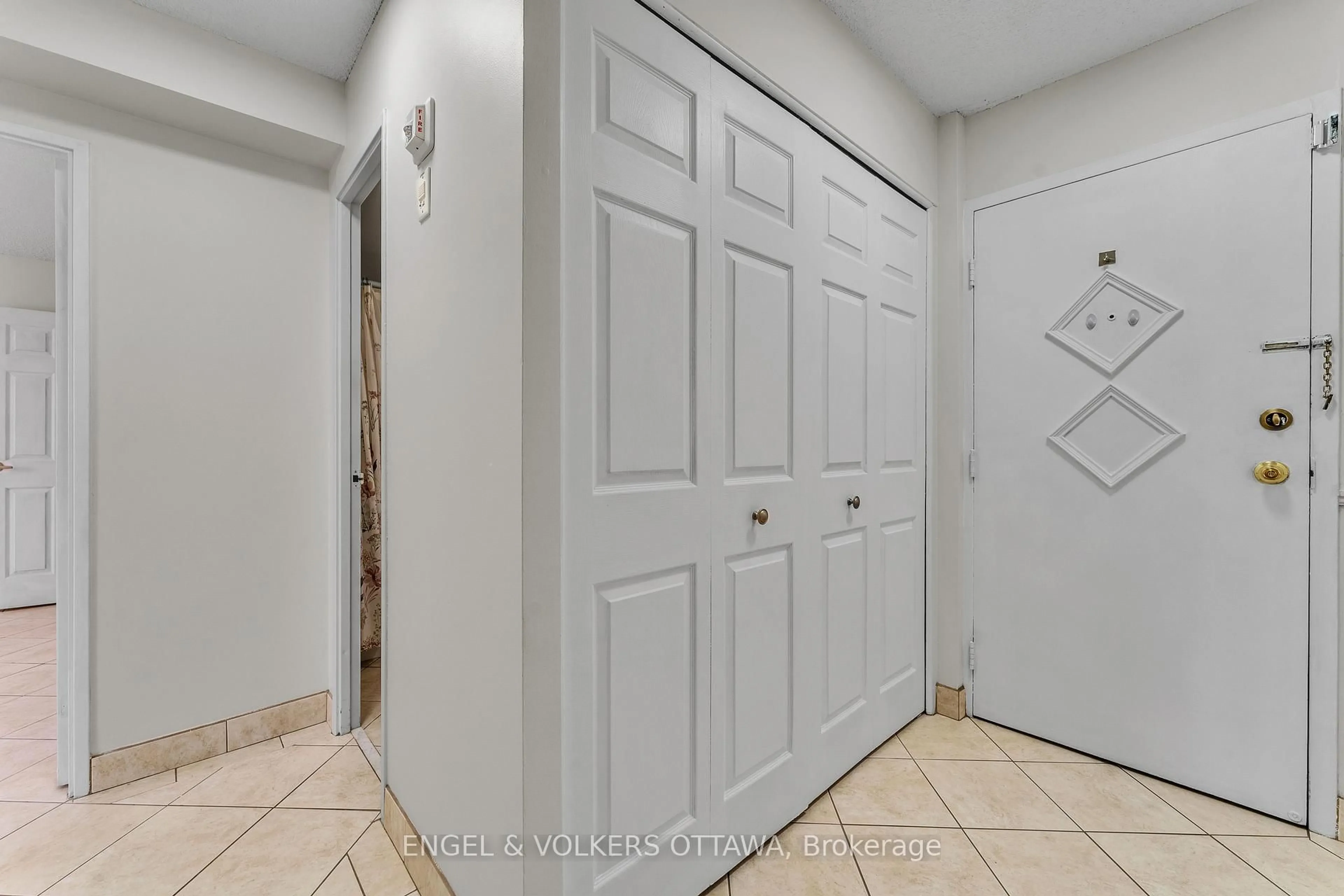 Indoor entryway for 665 Bathgate Dr #2002, Ottawa Ontario K1K 3Y4