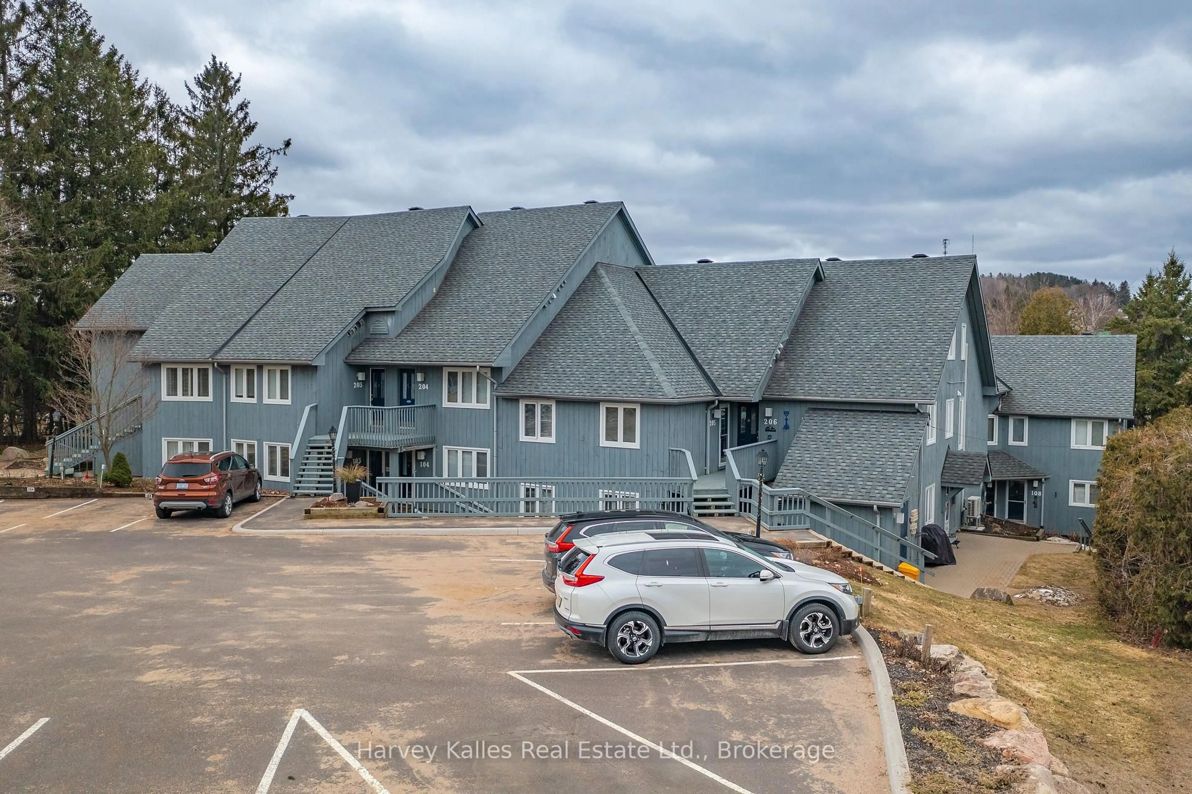 A pic from outside/outdoor area/front of a property/back of a property/a pic from drone, unknown for 5 CHURCH St #106, Huntsville Ontario P1H 1G9