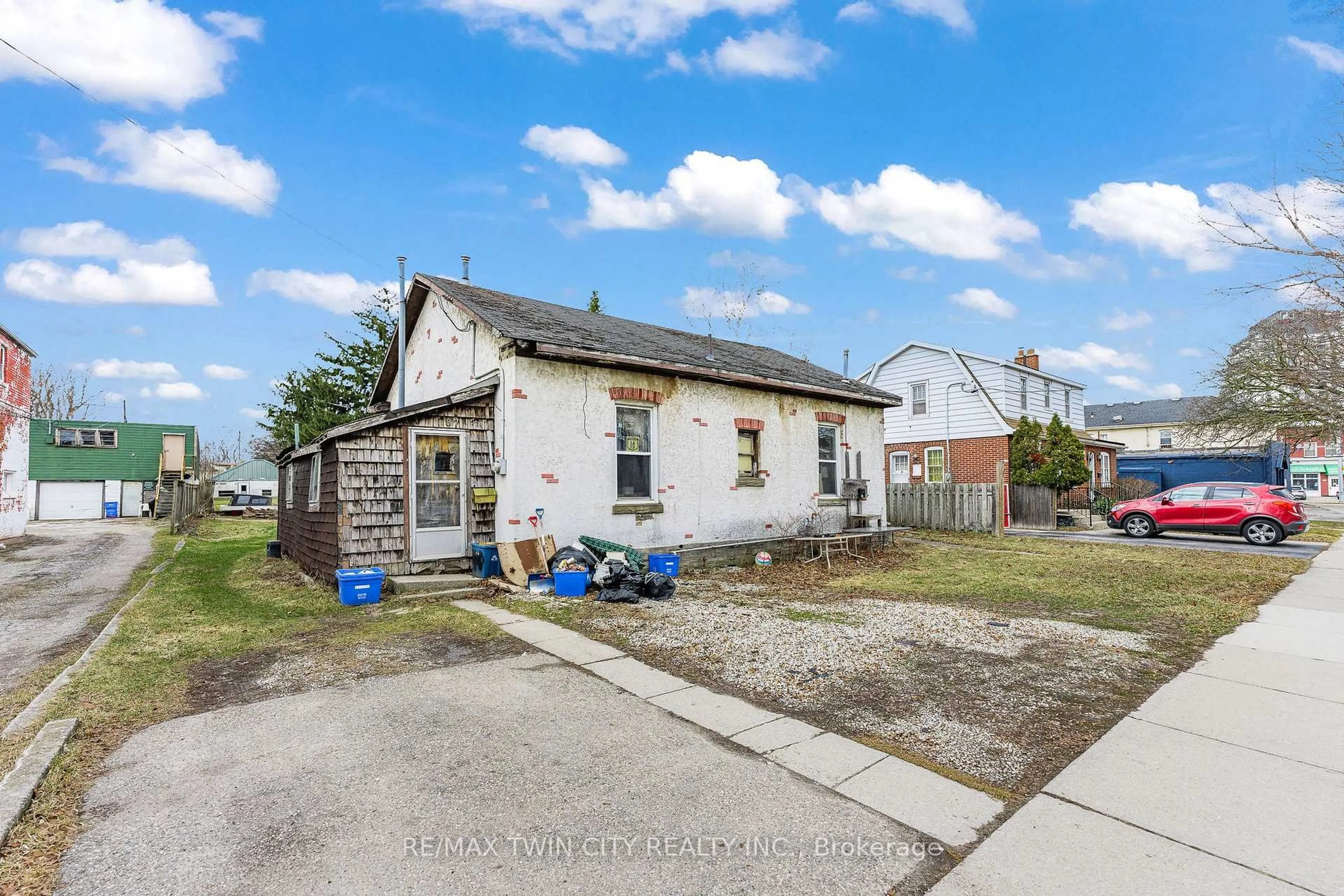 A pic from outside/outdoor area/front of a property/back of a property/a pic from drone, street for 85 Erie Ave, Brantford Ontario N3S 2G1