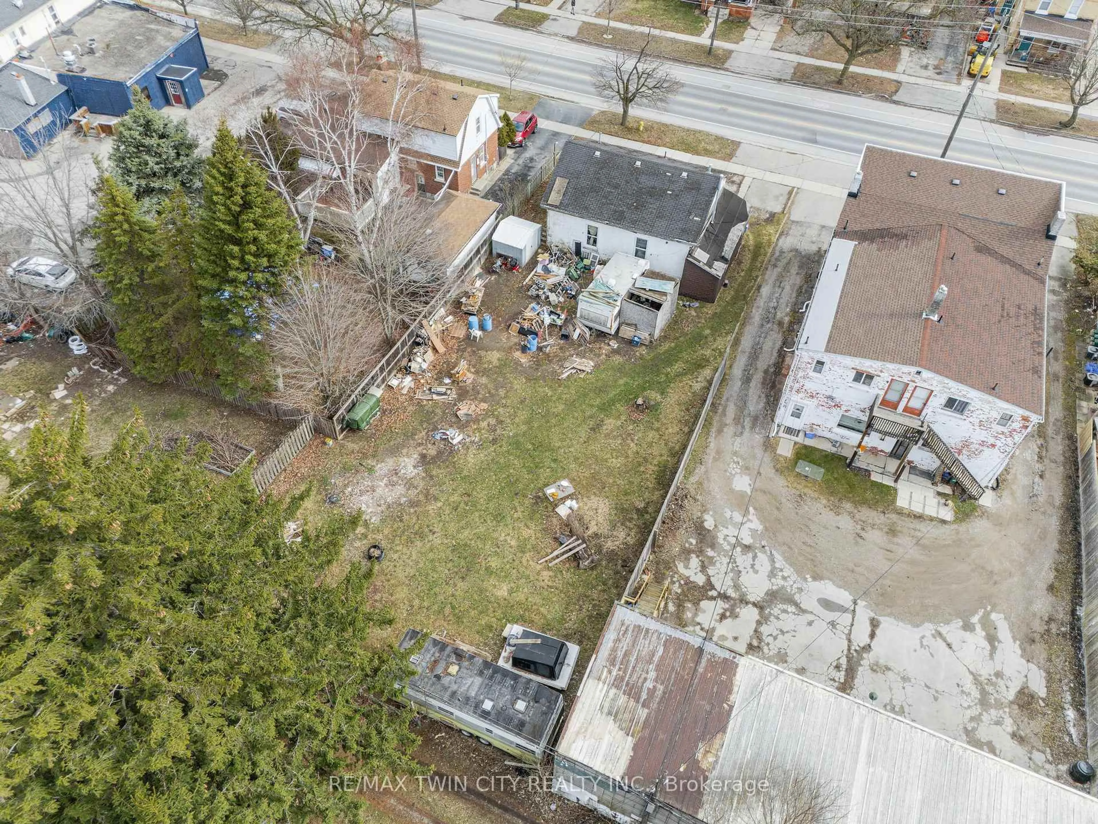 A pic from outside/outdoor area/front of a property/back of a property/a pic from drone, street for 85 Erie Ave, Brantford Ontario N3S 2G1