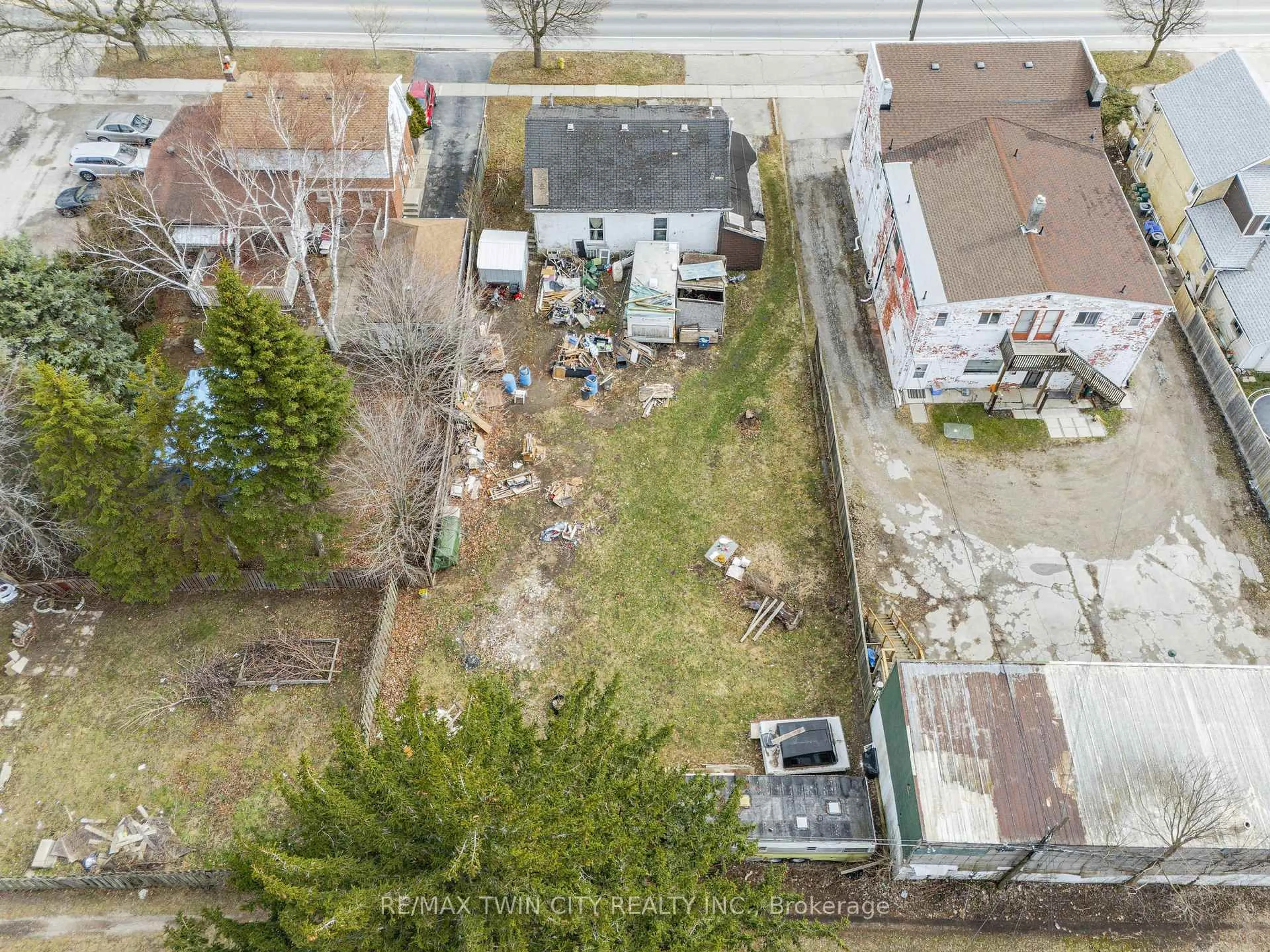 A pic from outside/outdoor area/front of a property/back of a property/a pic from drone, street for 85 Erie Ave, Brantford Ontario N3S 2G1
