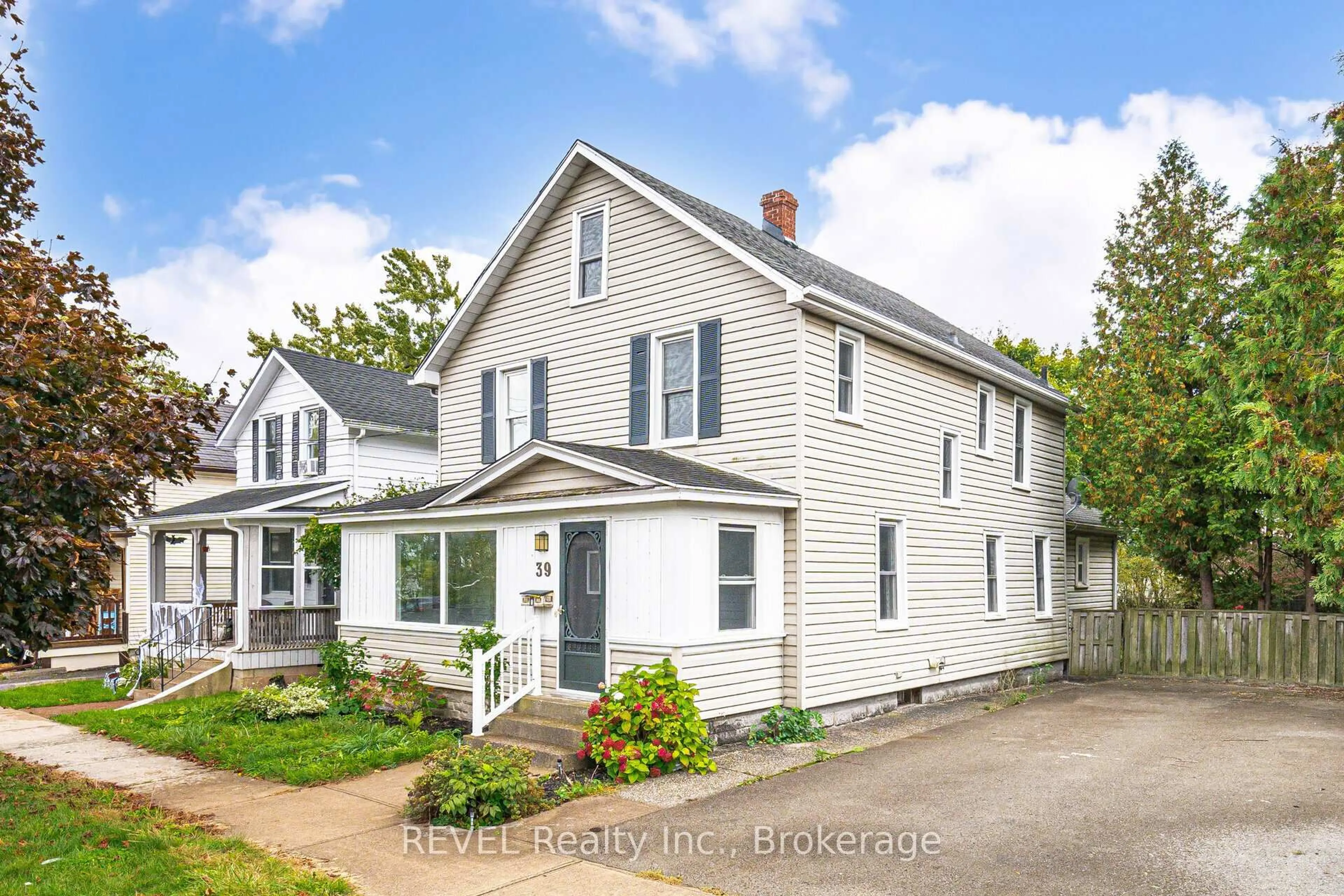 A pic from outside/outdoor area/front of a property/back of a property/a pic from drone, street for 39 Phipps St, Fort Erie Ontario L2A 2V3