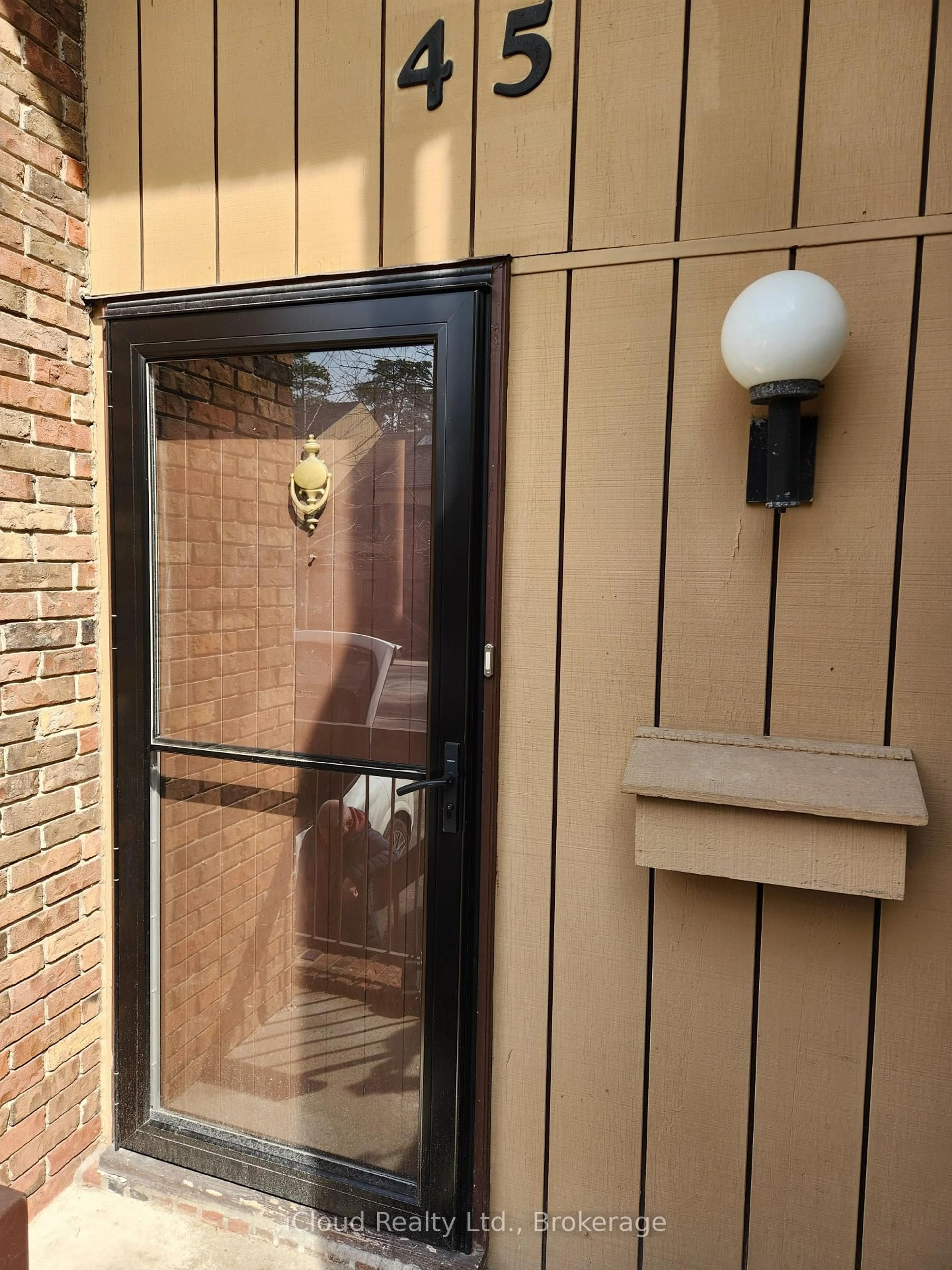 Indoor entryway for 178 Scott St #45, St. Catharines Ontario L2N 6Y5