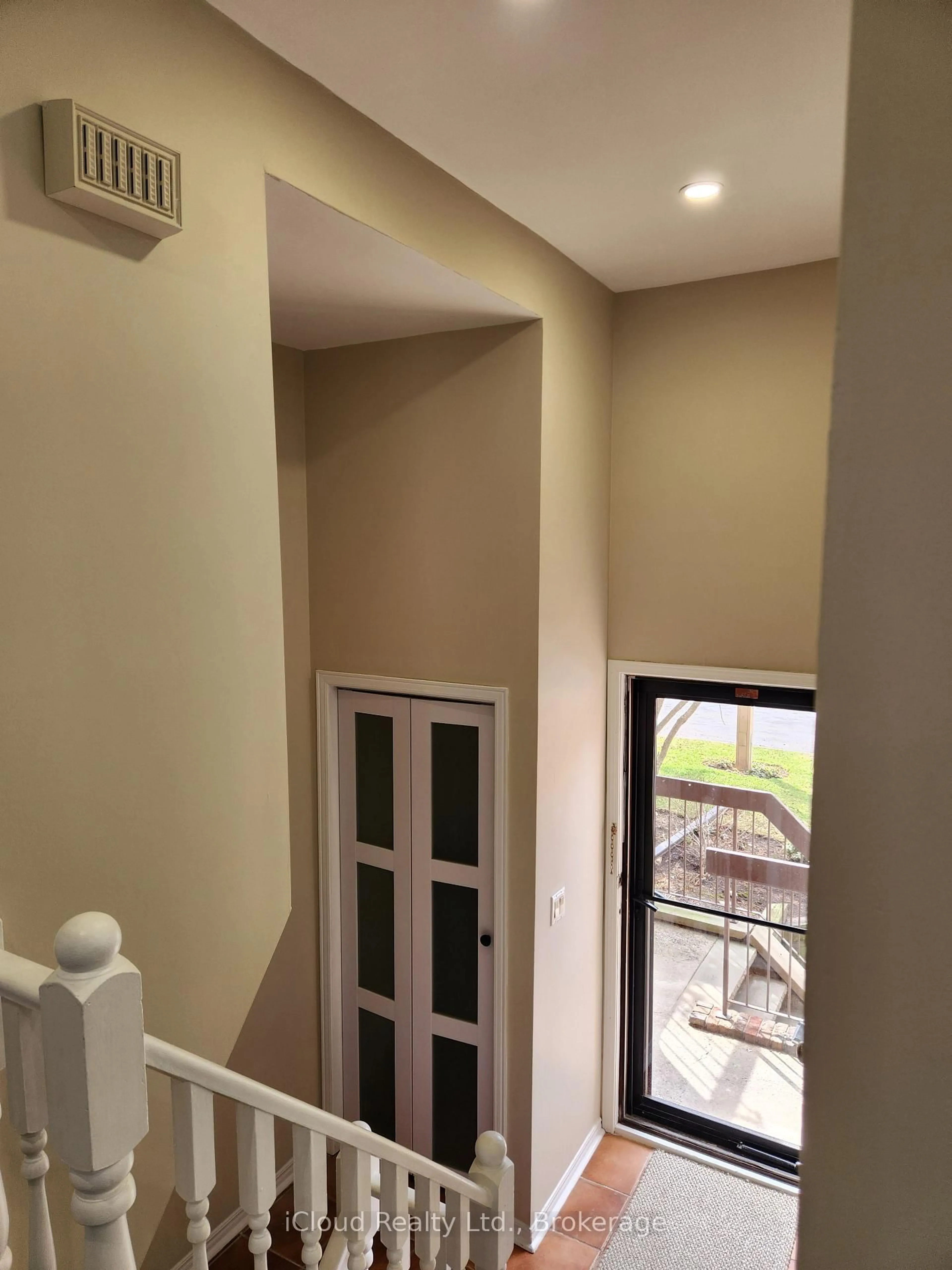 Indoor foyer for 178 Scott St #45, St. Catharines Ontario L2N 6Y5
