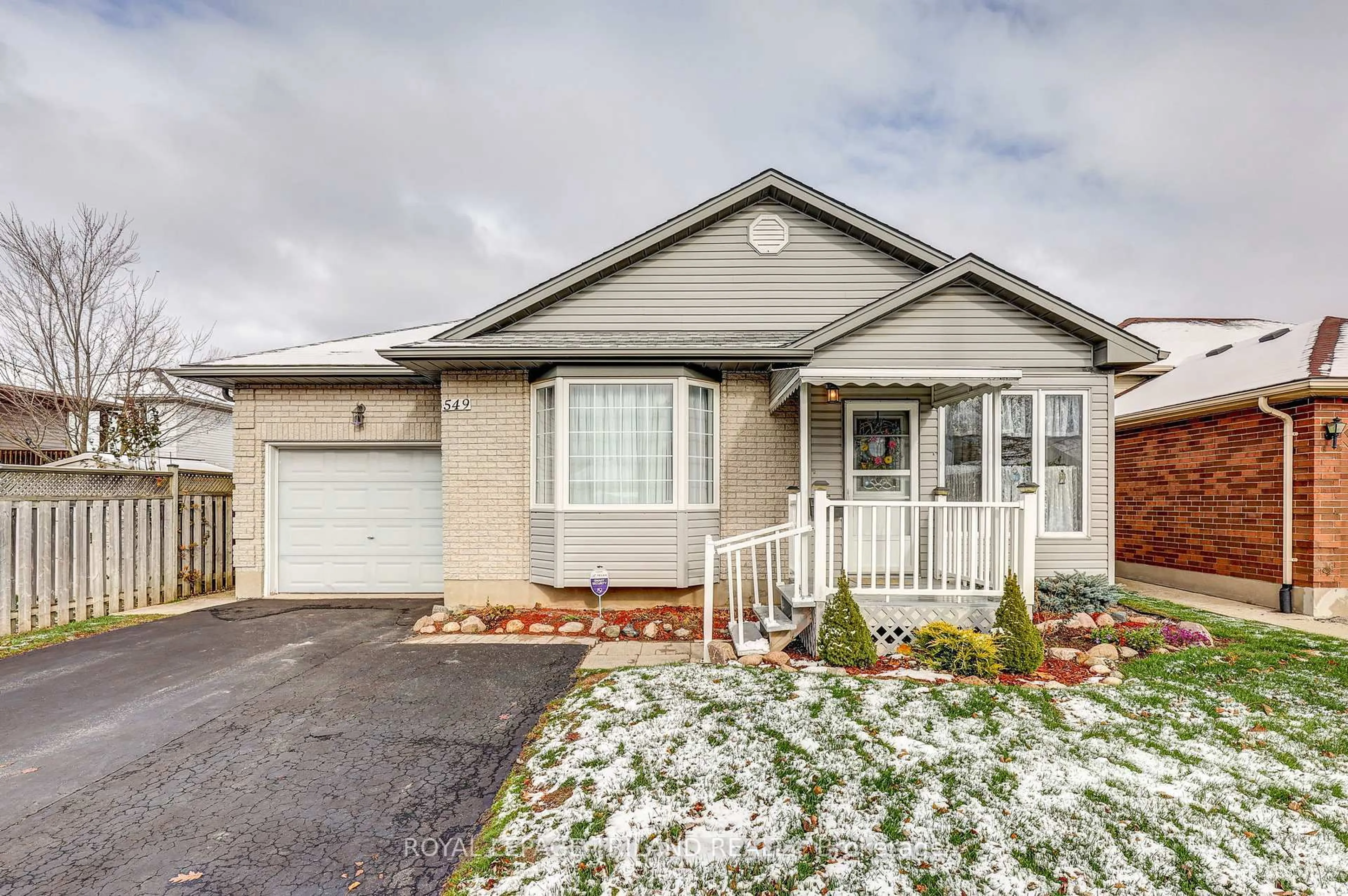 Home with vinyl exterior material, street for 549 Wellington St, St. Thomas Ontario N5R 6G2