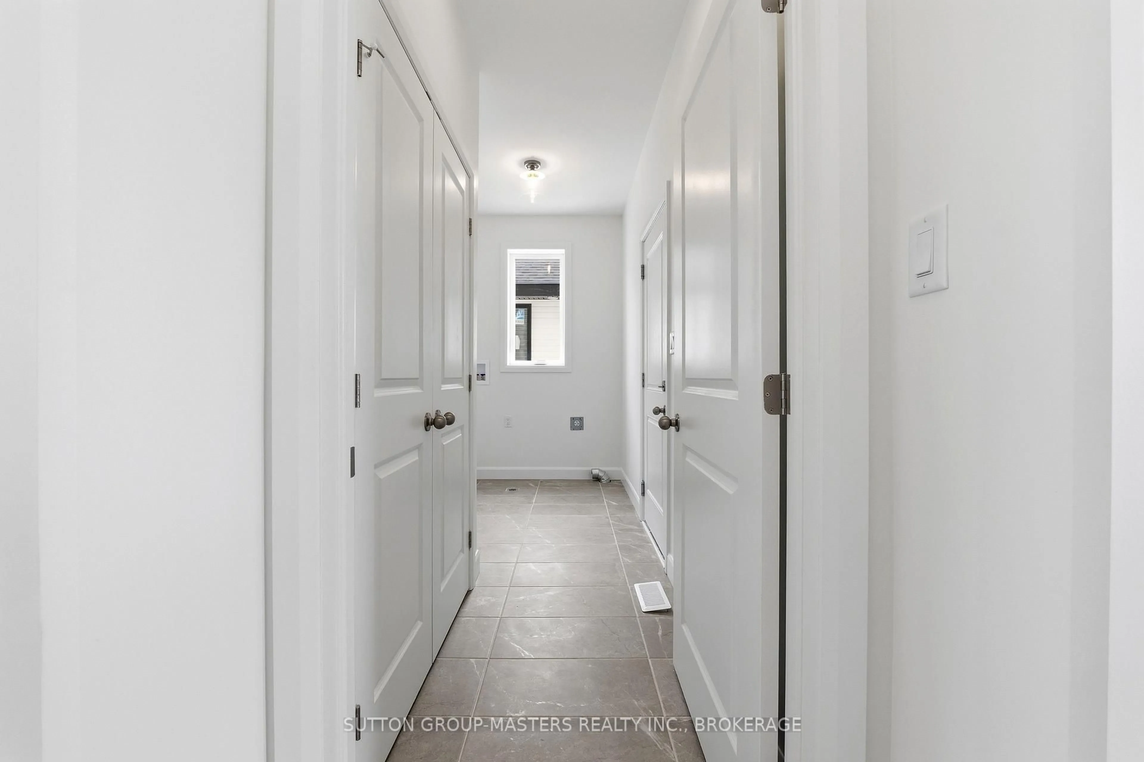 Indoor entryway for 253 Pratt Dr, Loyalist Ontario K7N 0E8