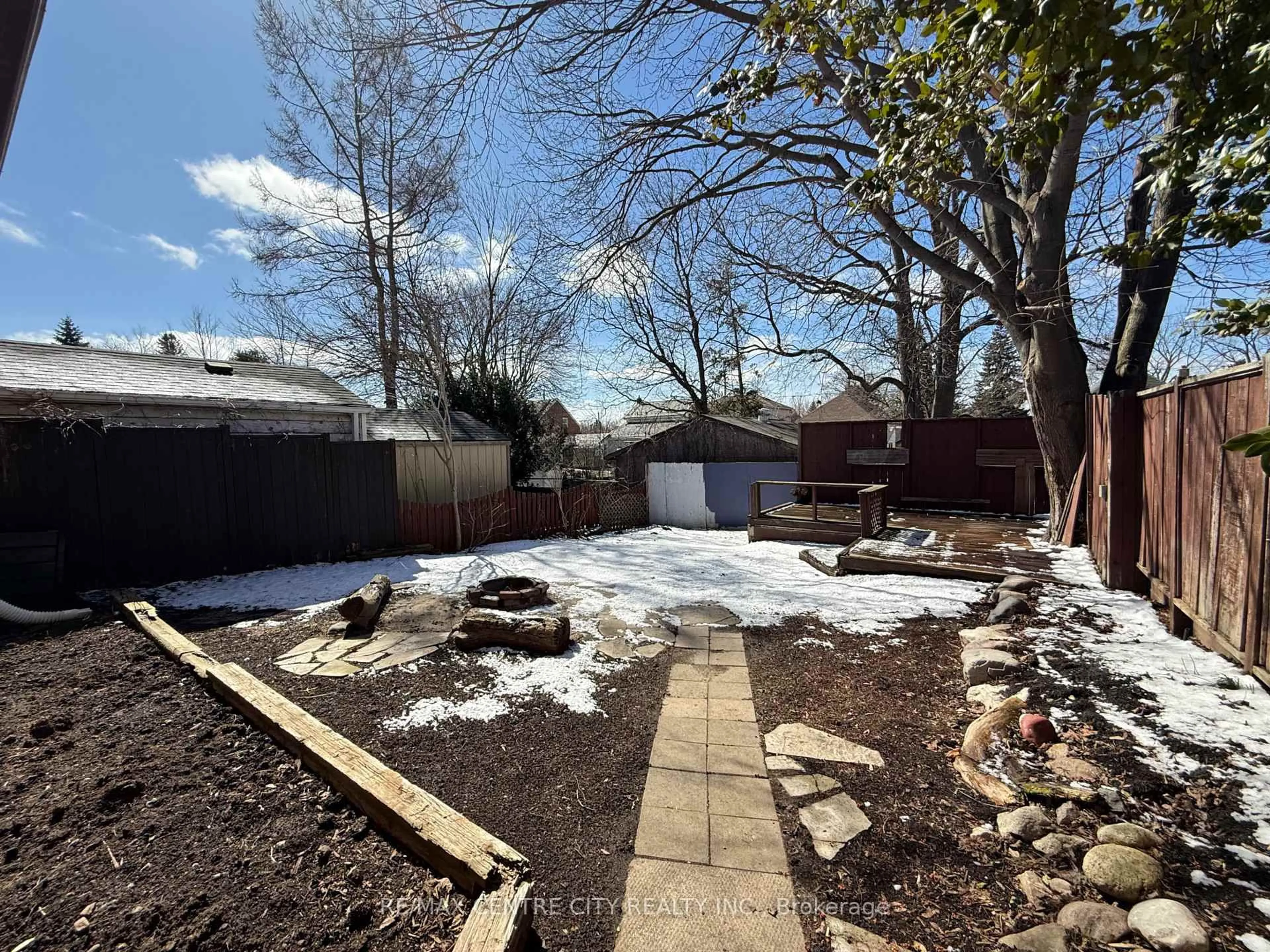 A pic from outside/outdoor area/front of a property/back of a property/a pic from drone, street for 133 Arundell St, London East Ontario N5Z 2K1