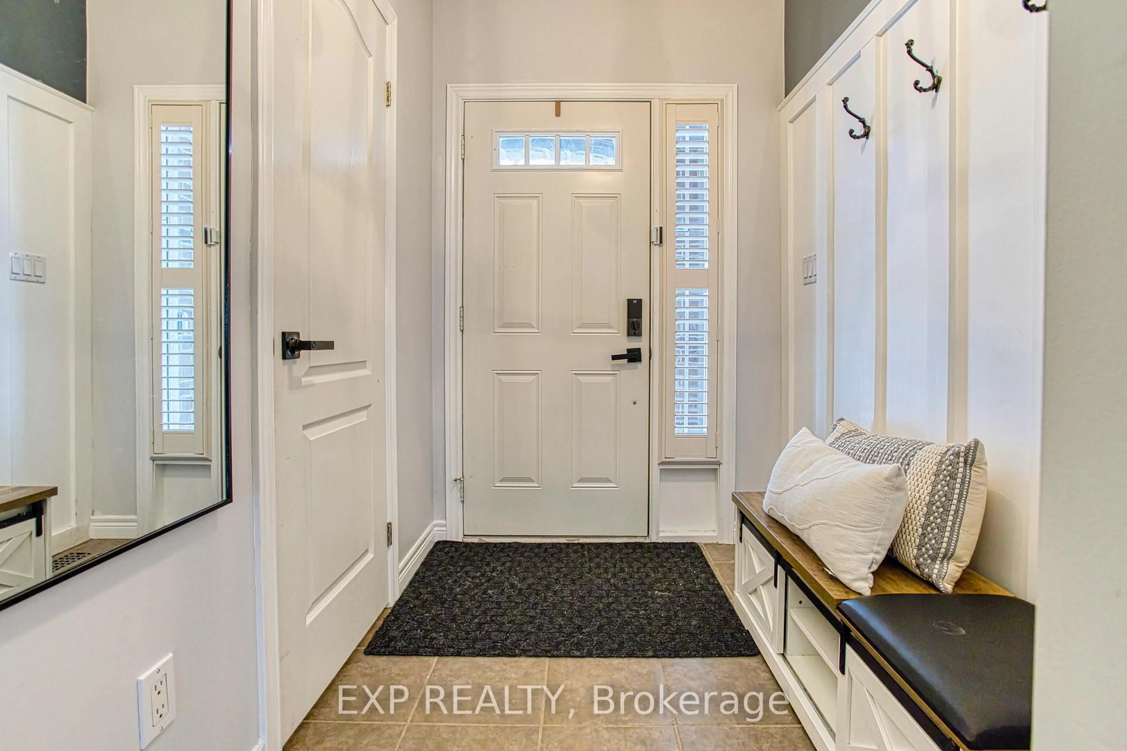 Indoor entryway for 114 Marina Point Cres, Hamilton Ontario L8E 0E4