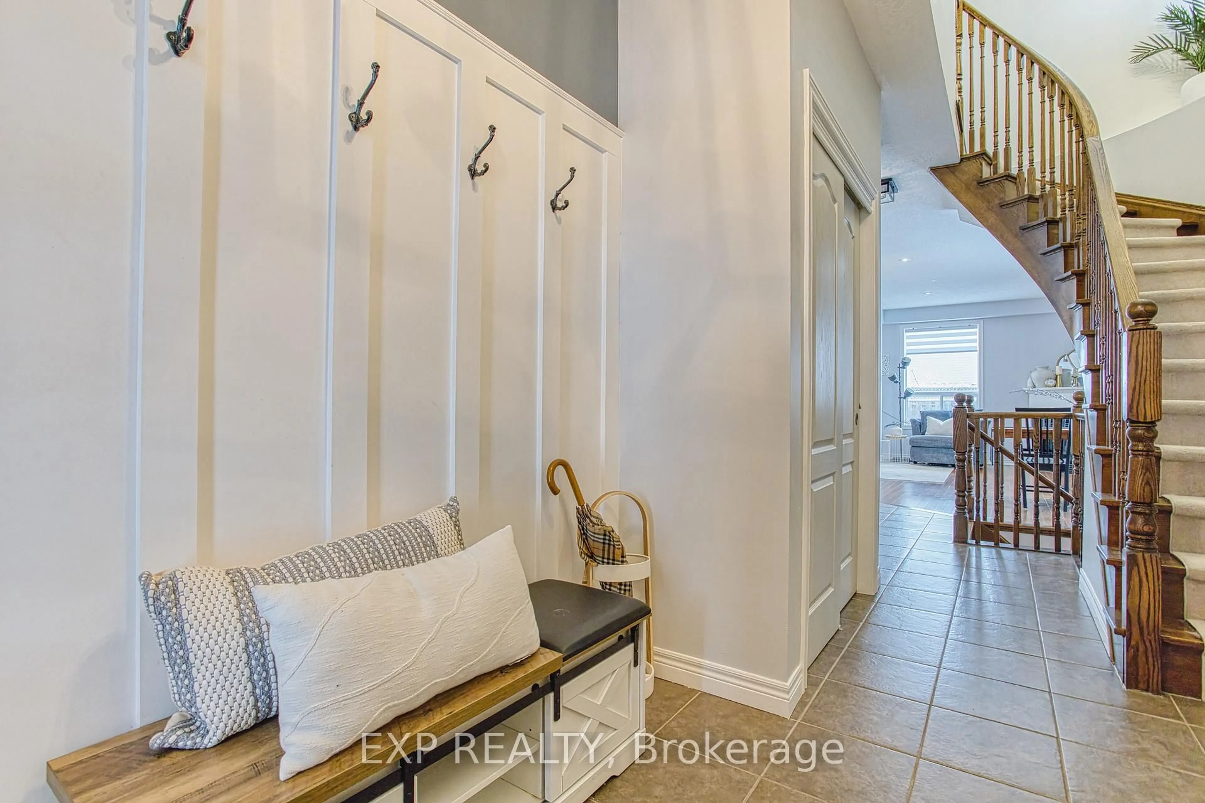 Indoor entryway for 114 Marina Point Cres, Hamilton Ontario L8E 0E4