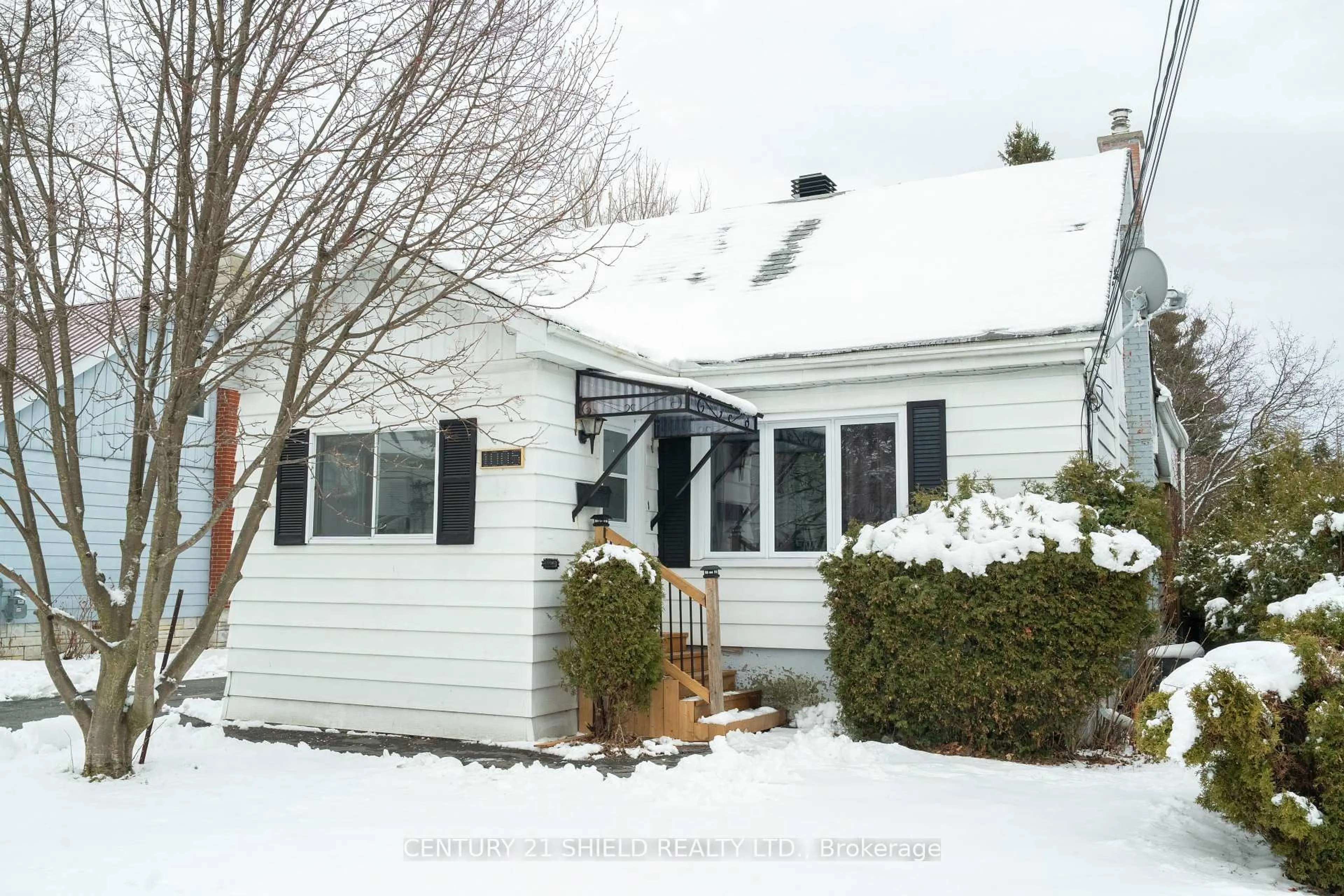 Home with vinyl exterior material, street for 1005 Third St, Cornwall Ontario K6H 2E9