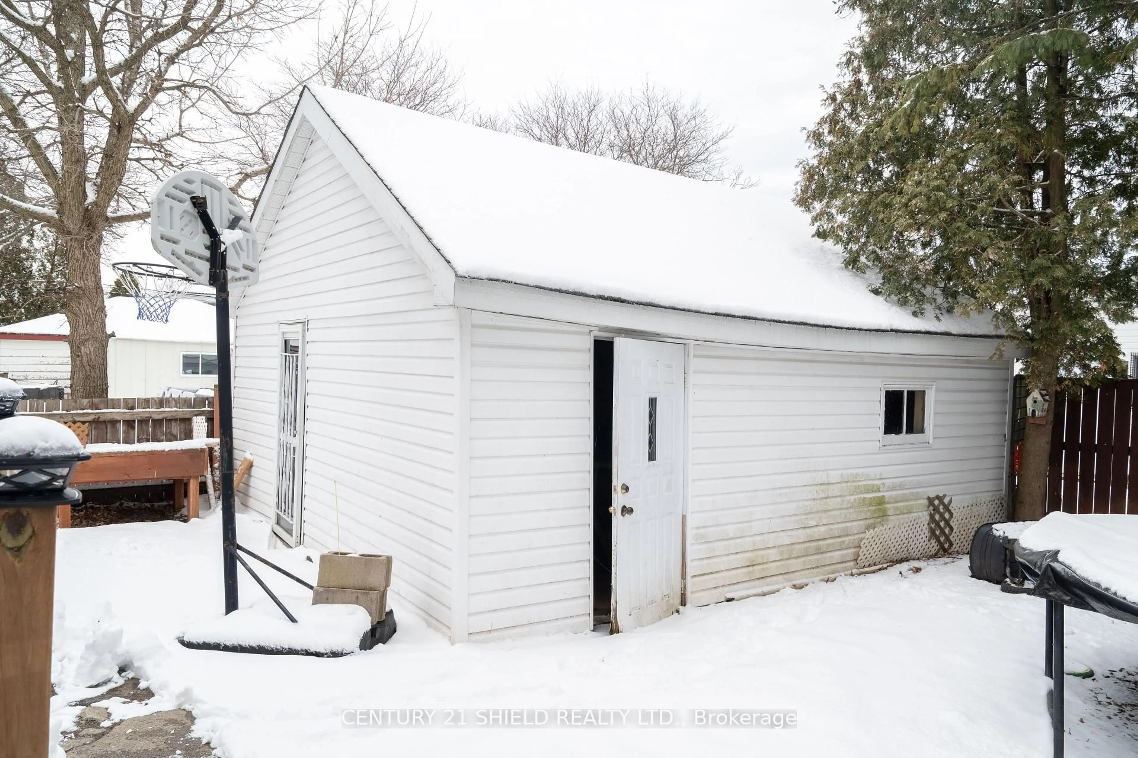 Shed for 1005 Third St, Cornwall Ontario K6H 2E9