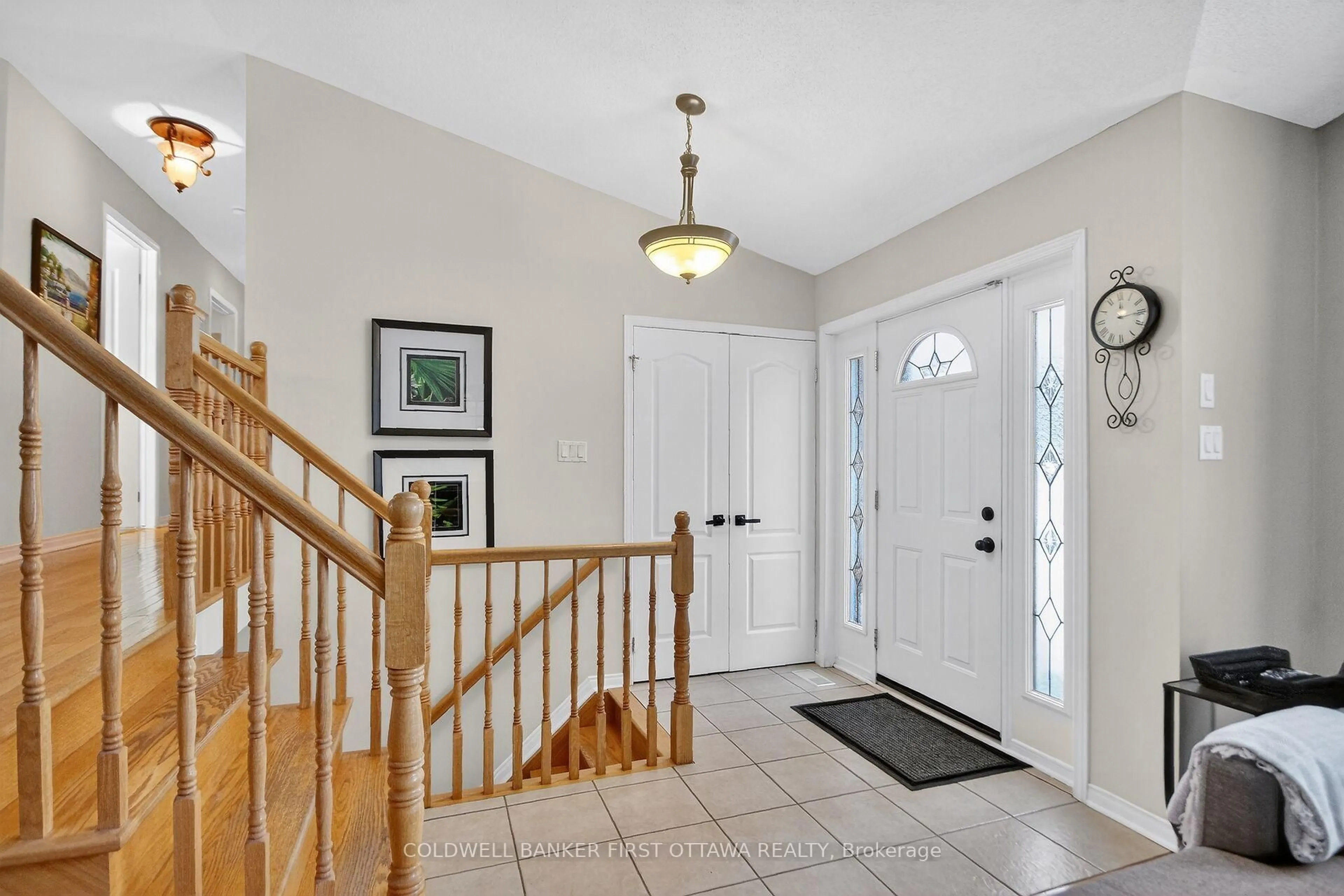 Indoor entryway for 2960 Ernside Cres, Cumberland Ontario K4C 1B6