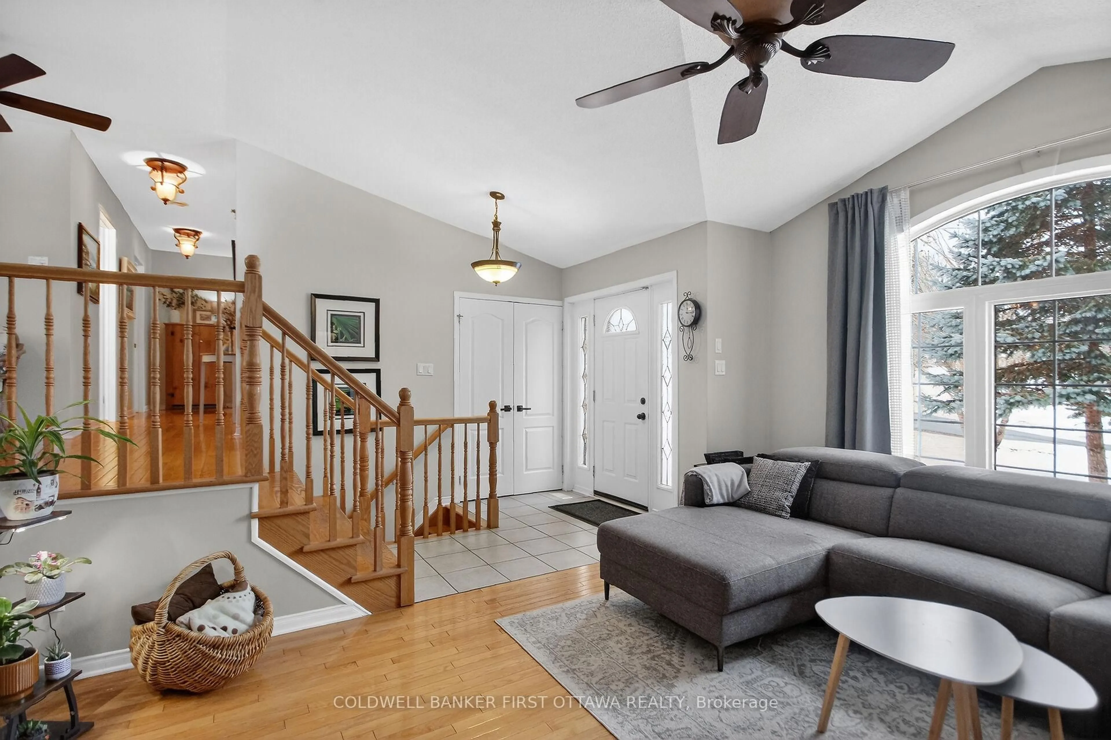 Living room with furniture, unknown for 2960 Ernside Cres, Cumberland Ontario K4C 1B6