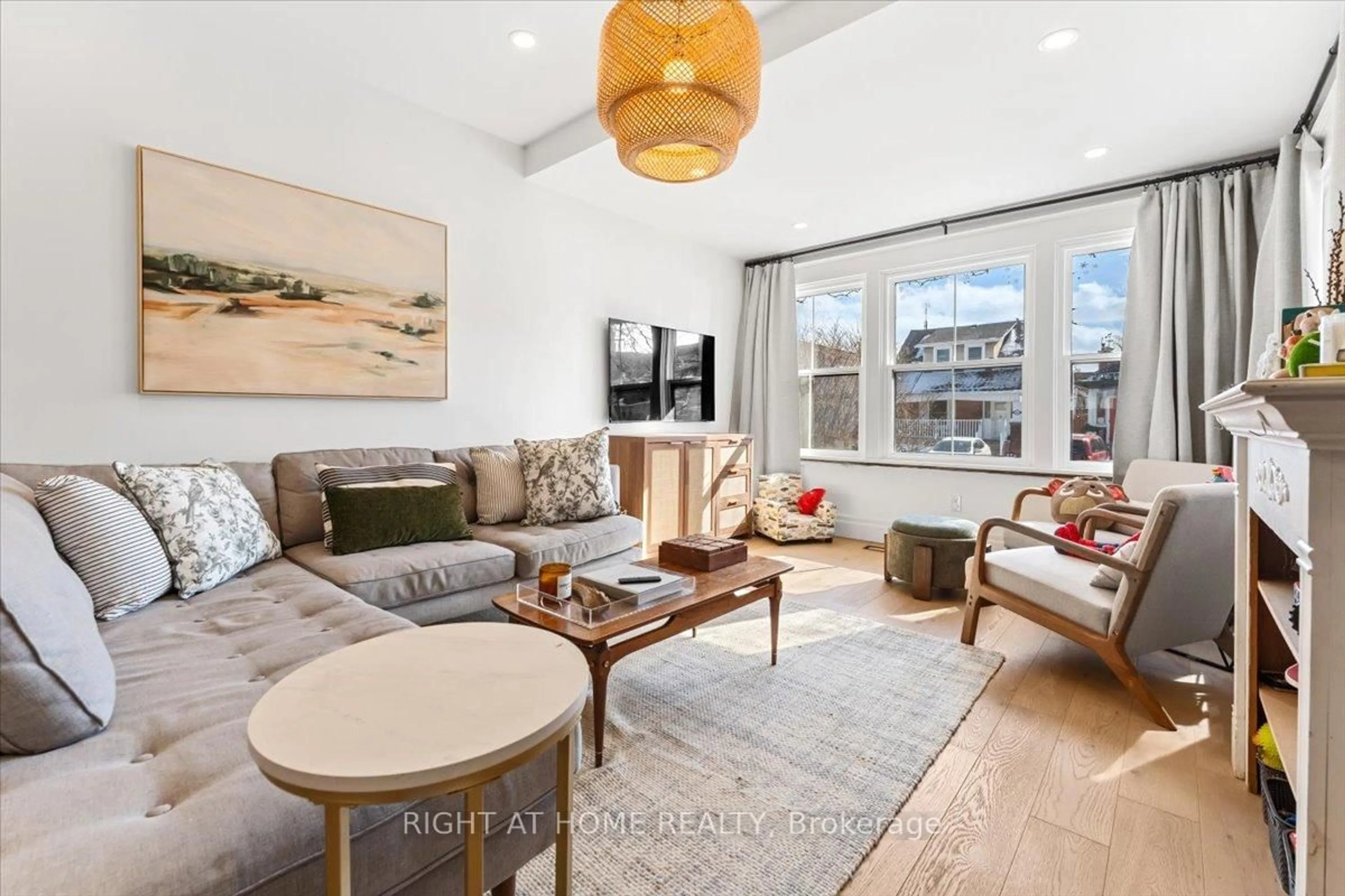 Living room with furniture, wood/laminate floor for 143 RUSSELL Ave, St. Catharines Ontario L2R 1W2