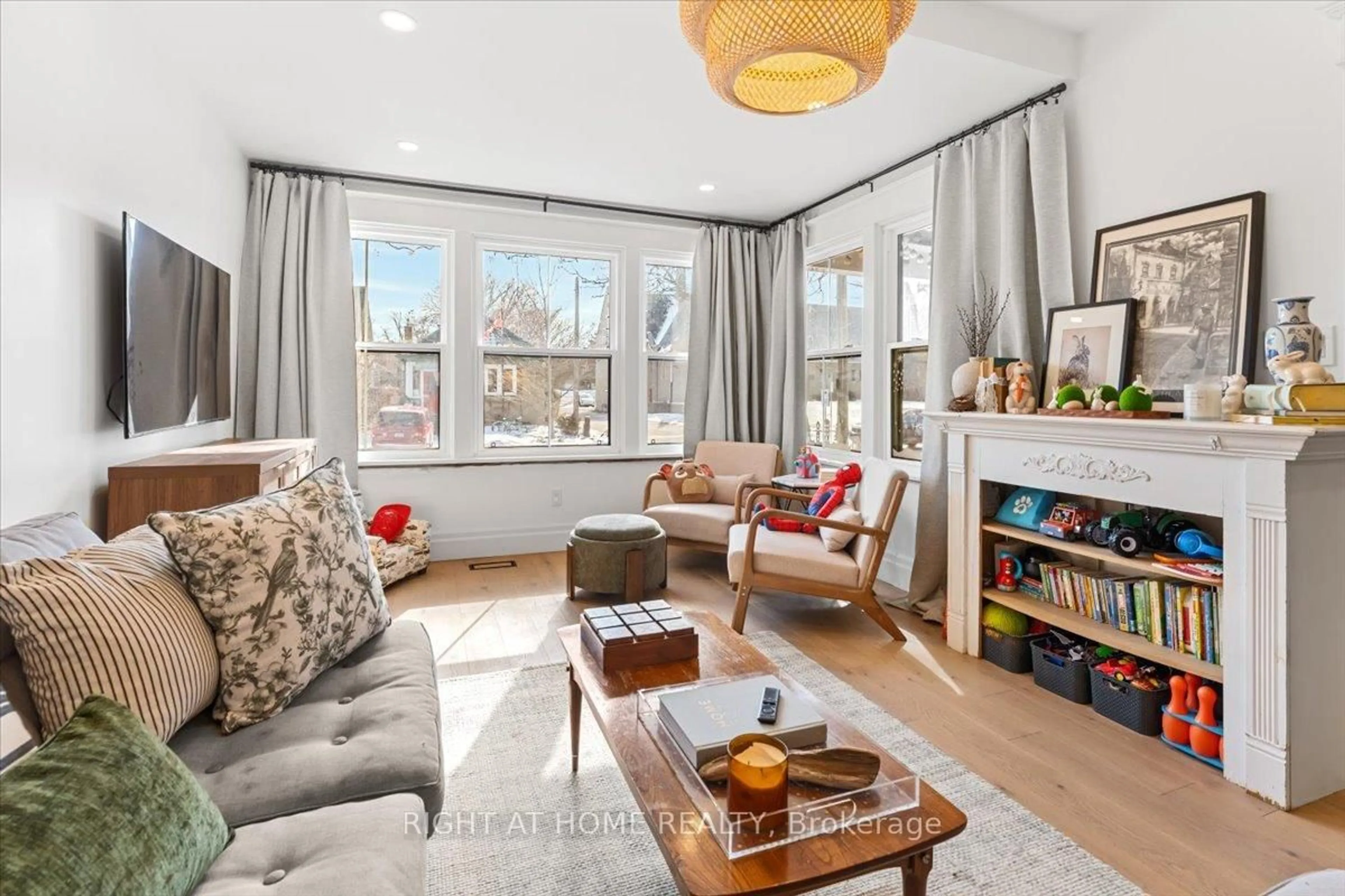 Living room with furniture, unknown for 143 RUSSELL Ave, St. Catharines Ontario L2R 1W2