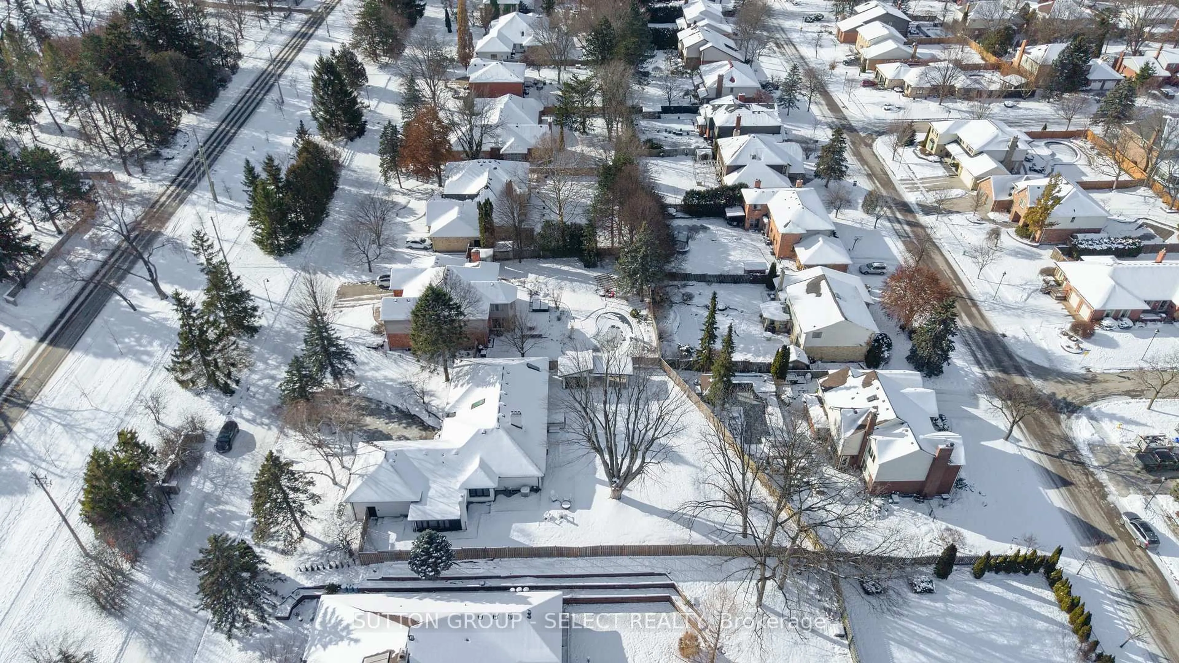 A pic from outside/outdoor area/front of a property/back of a property/a pic from drone, street for 288 Windermere Crt, London North Ontario N6G 4J5