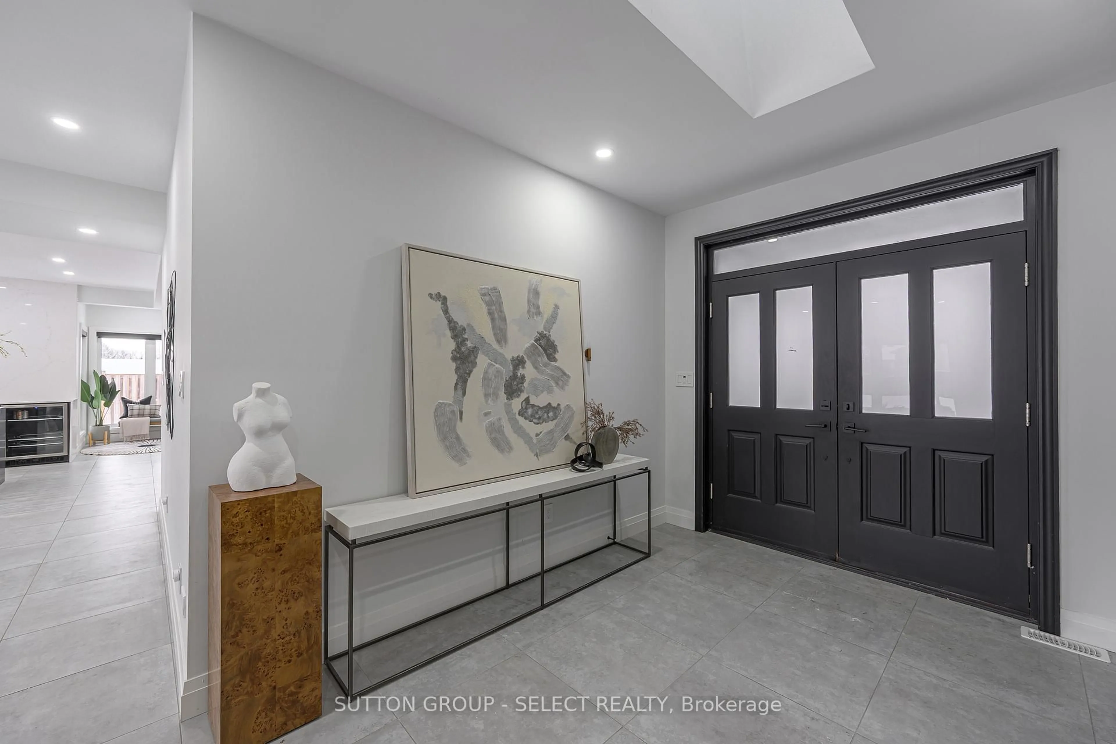 Indoor foyer for 288 Windermere Crt, London North Ontario N6G 4J5