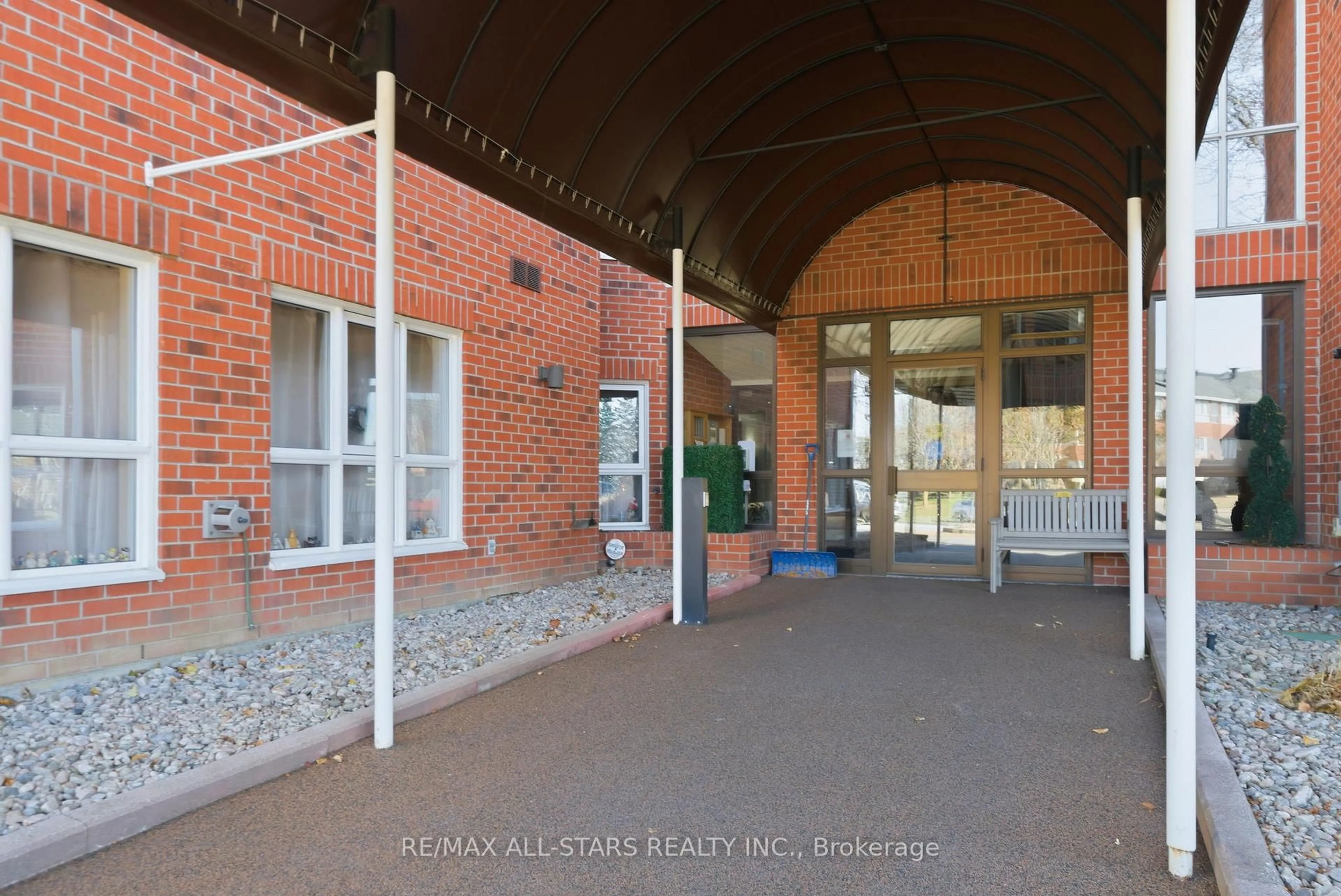 Indoor foyer for 4 Heritage Way #312, Kawartha Lakes Ontario K9V 5Z2