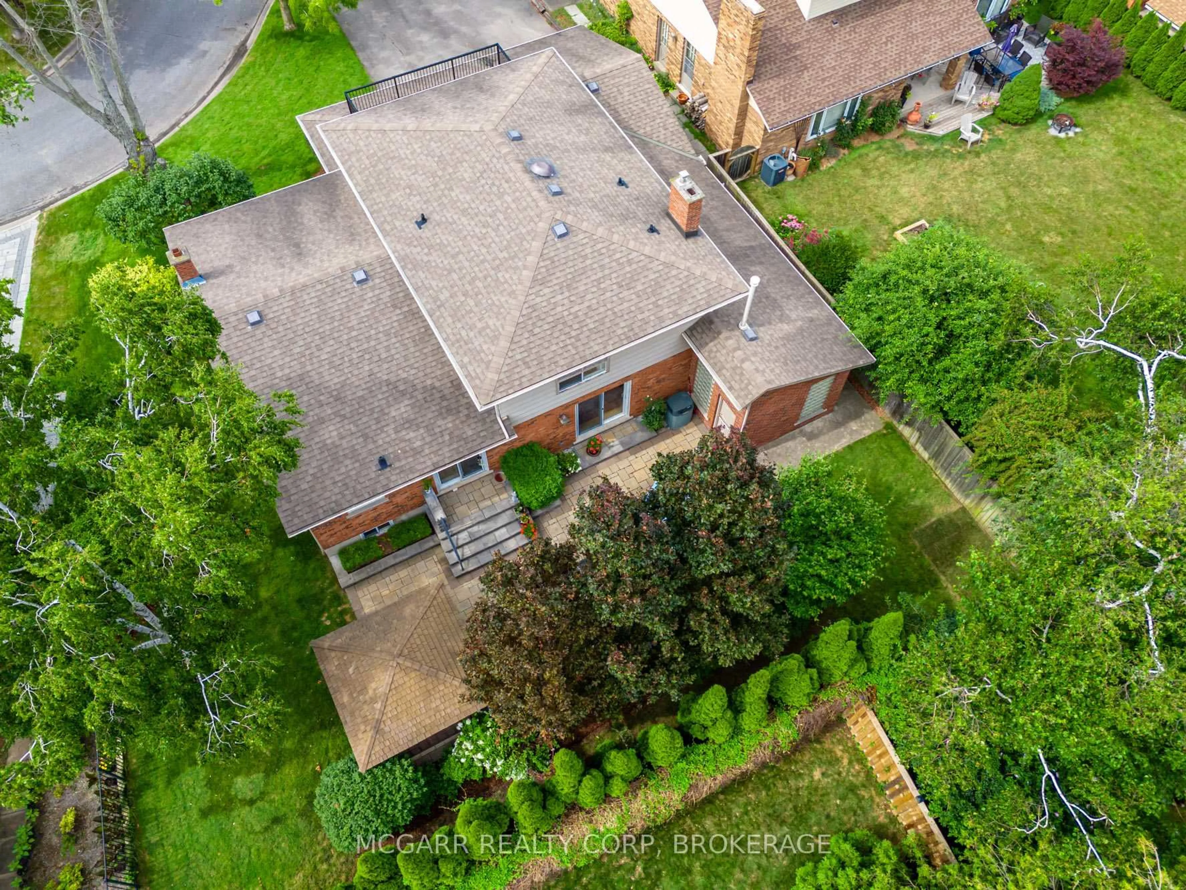 A pic from outside/outdoor area/front of a property/back of a property/a pic from drone, unknown for 11 Lantana Circ, St. Catharines Ontario L2M 7M5