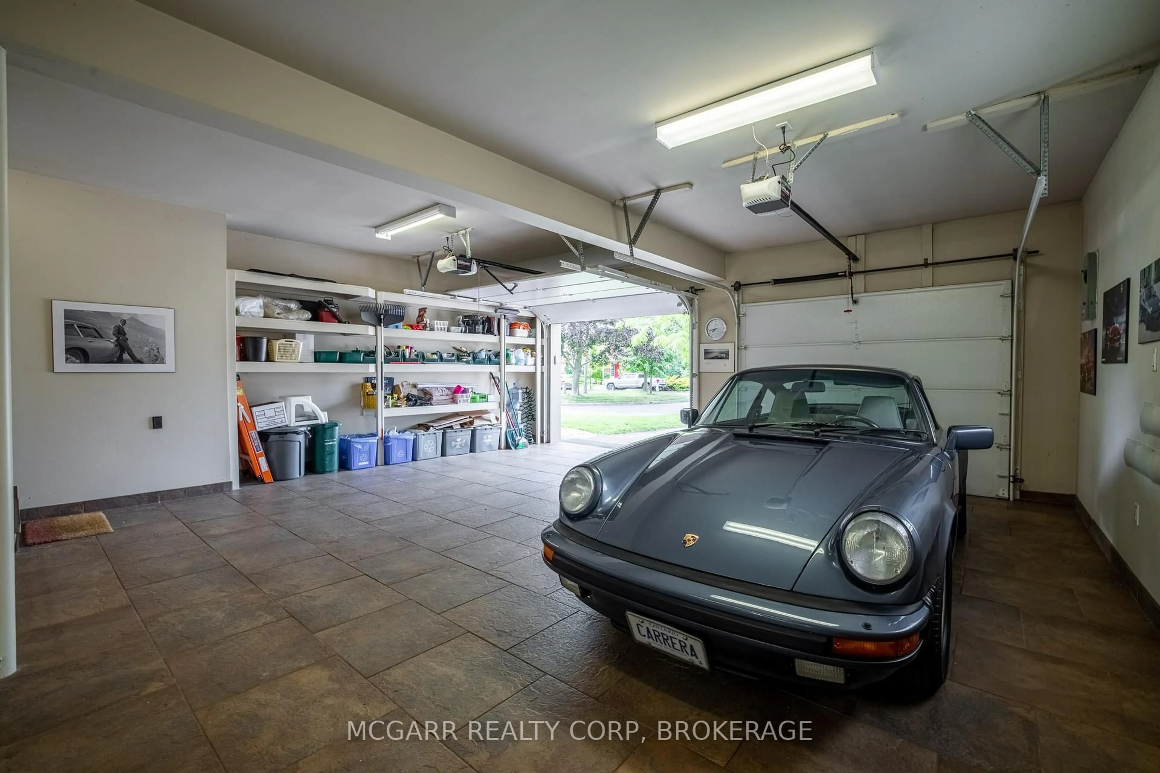 Indoor garage for 11 Lantana Circ, St. Catharines Ontario L2M 7M5