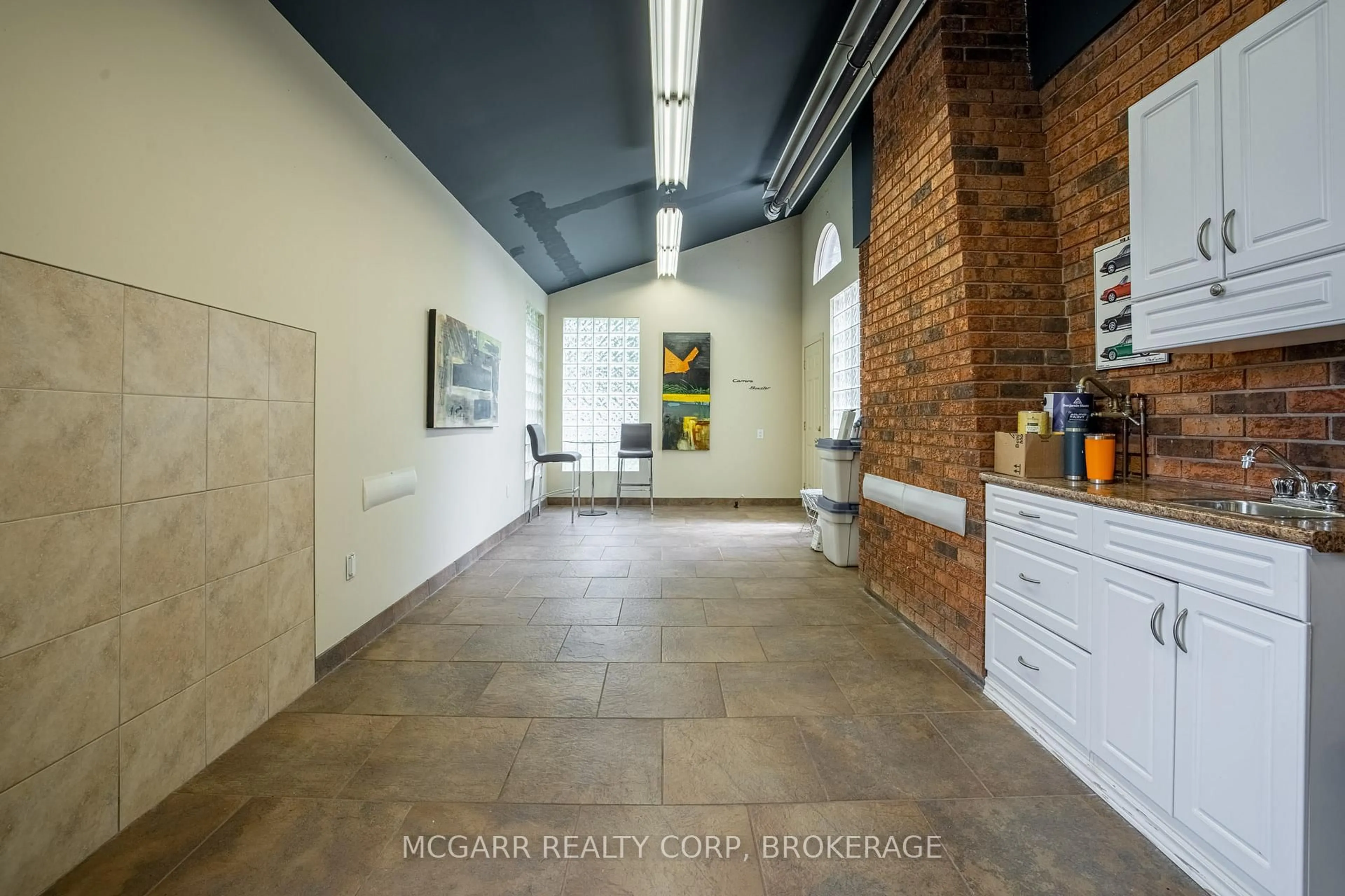 Indoor foyer for 11 Lantana Circ, St. Catharines Ontario L2M 7M5