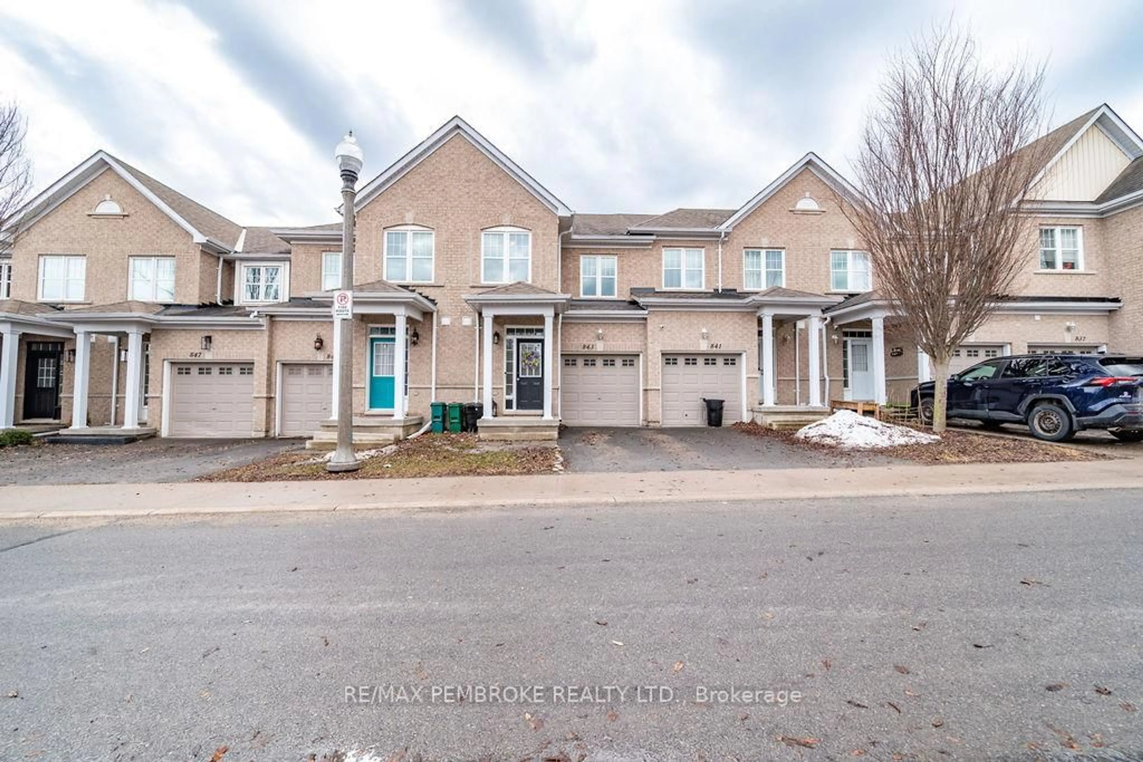 A pic from outside/outdoor area/front of a property/back of a property/a pic from drone, street for 843 Newmarket Lane, Kingston Ontario K7K 0C8
