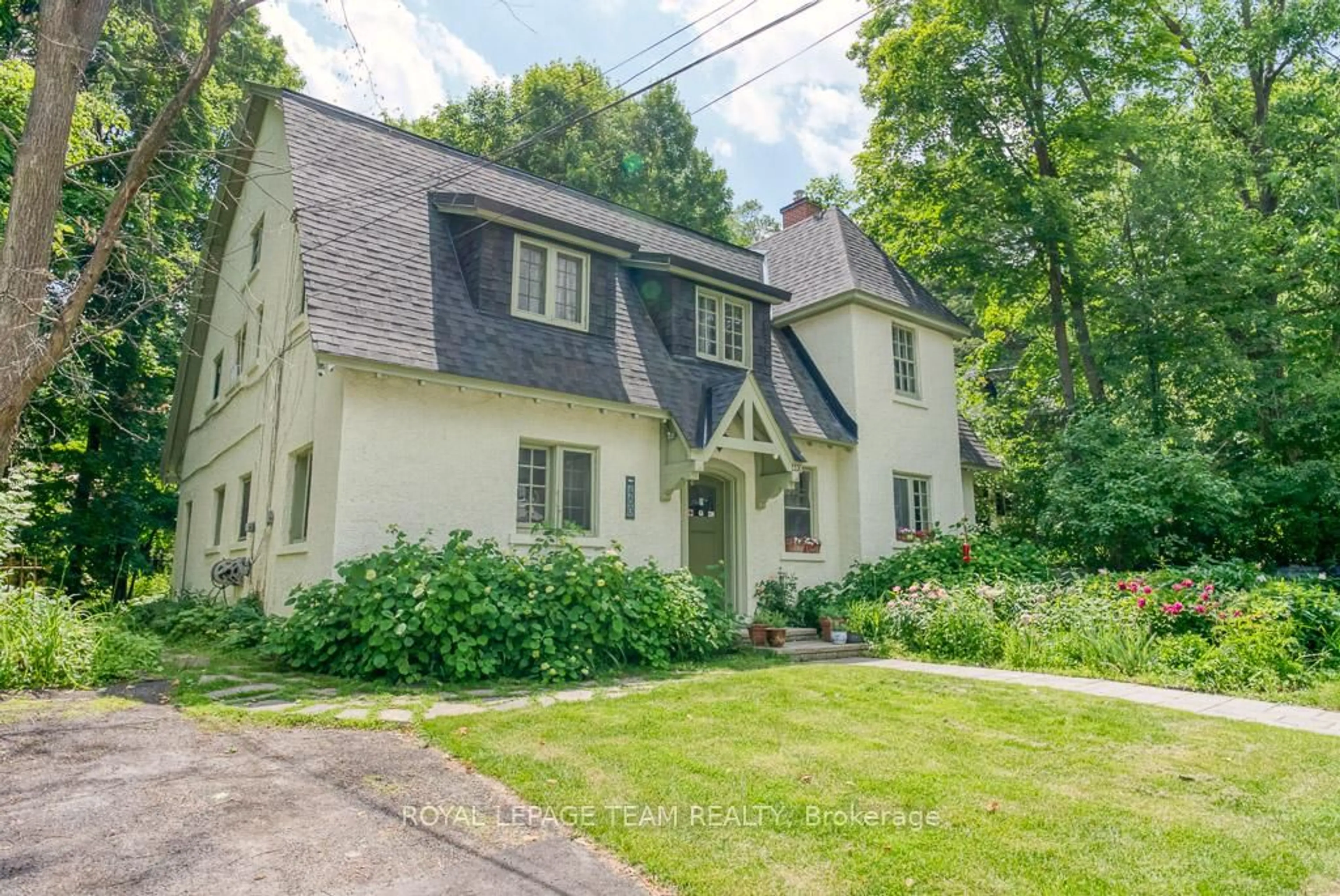 Home with vinyl exterior material, street for 480 Oakhill Rd, Ottawa Ontario K1M 1J6