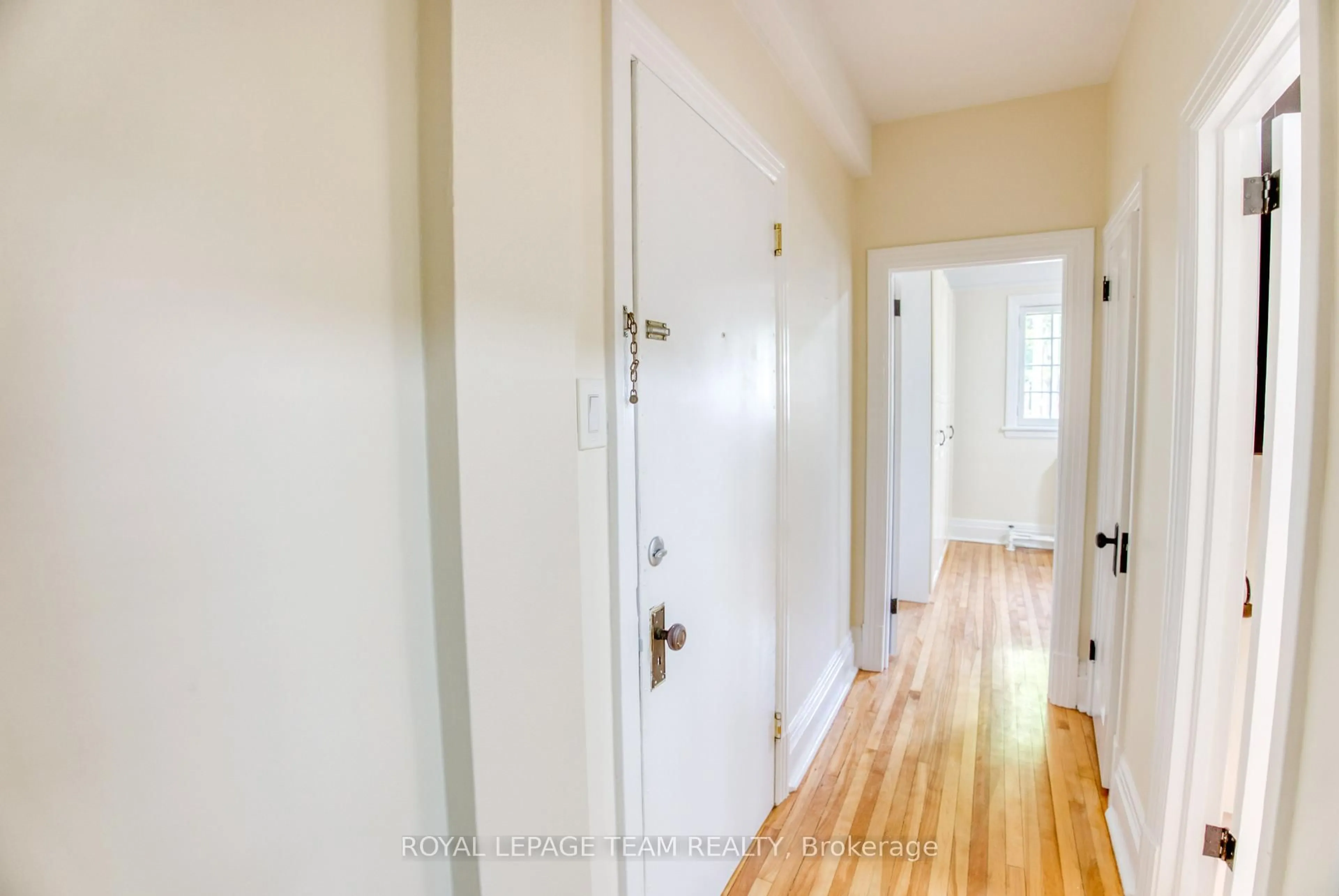Indoor entryway for 480 Oakhill Rd, Ottawa Ontario K1M 1J6