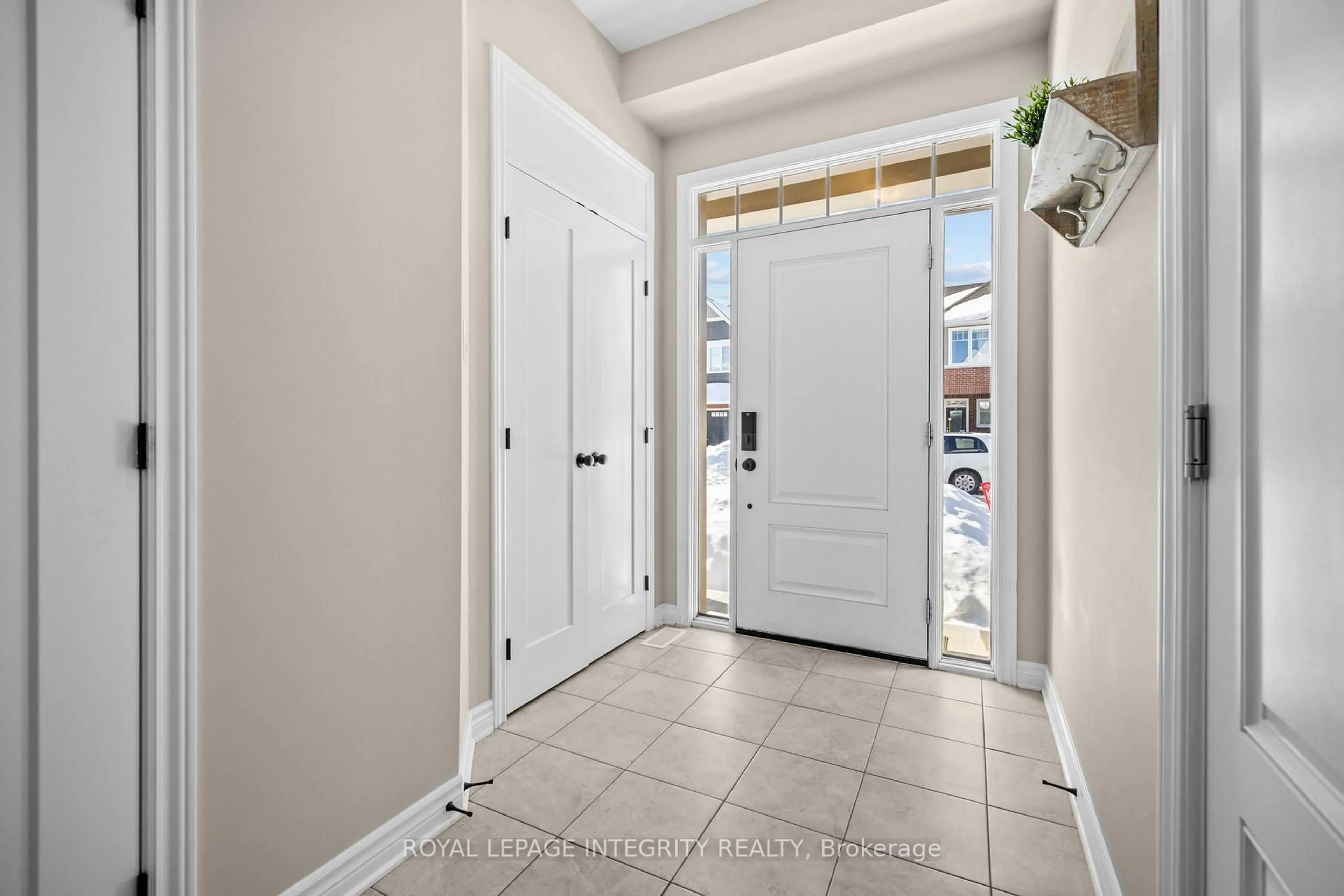 Indoor entryway for 696 Vivera Pl, Ottawa Ontario K2S 2N1
