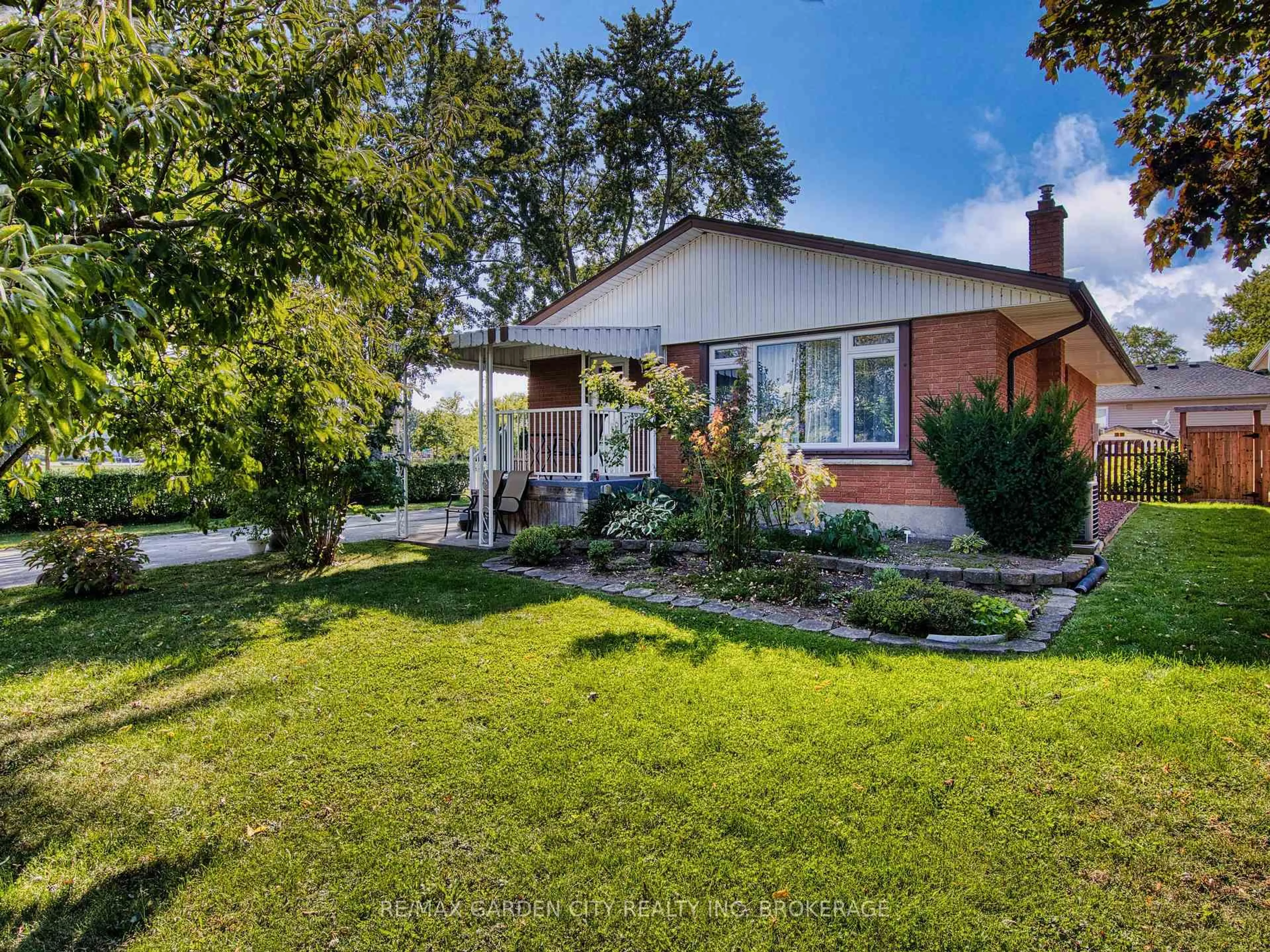 Home with brick exterior material, street for 4095 Montcalm Cres, Niagara Falls Ontario L2G 6M1