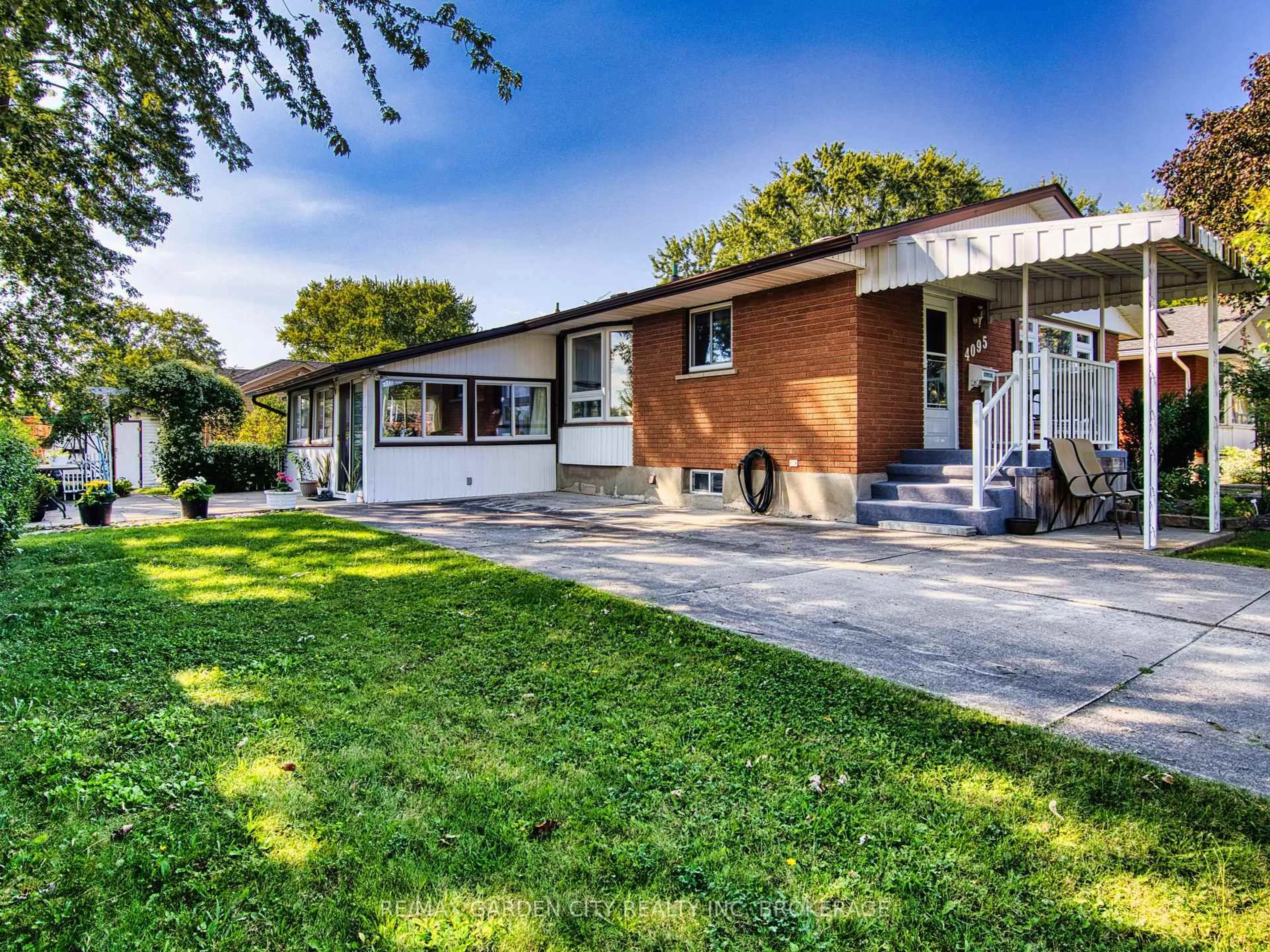 Home with brick exterior material, street for 4095 Montcalm Cres, Niagara Falls Ontario L2G 6M1