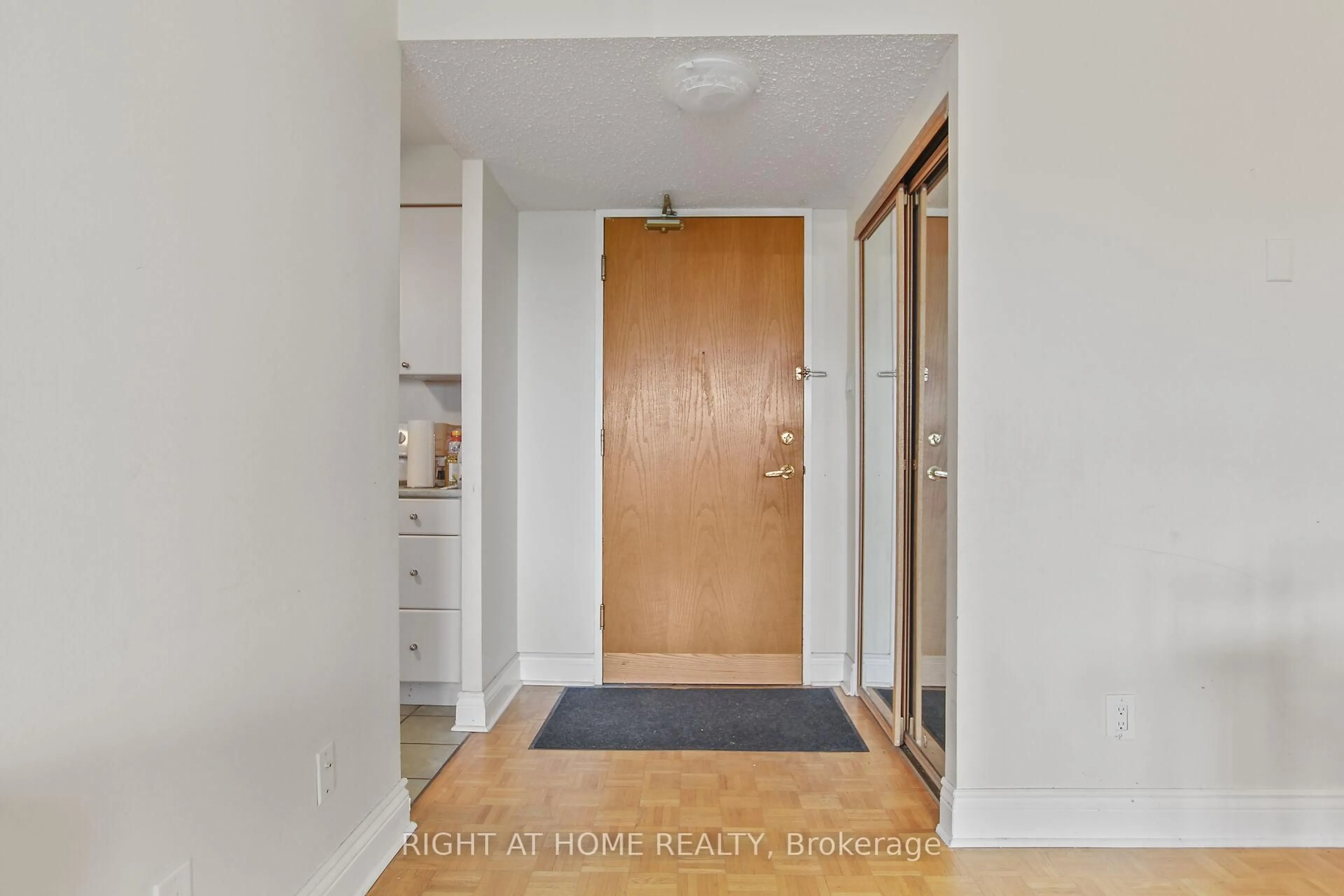 Indoor entryway for 2871 Richmond Rd #1213, Ottawa Ontario K2B 8M5