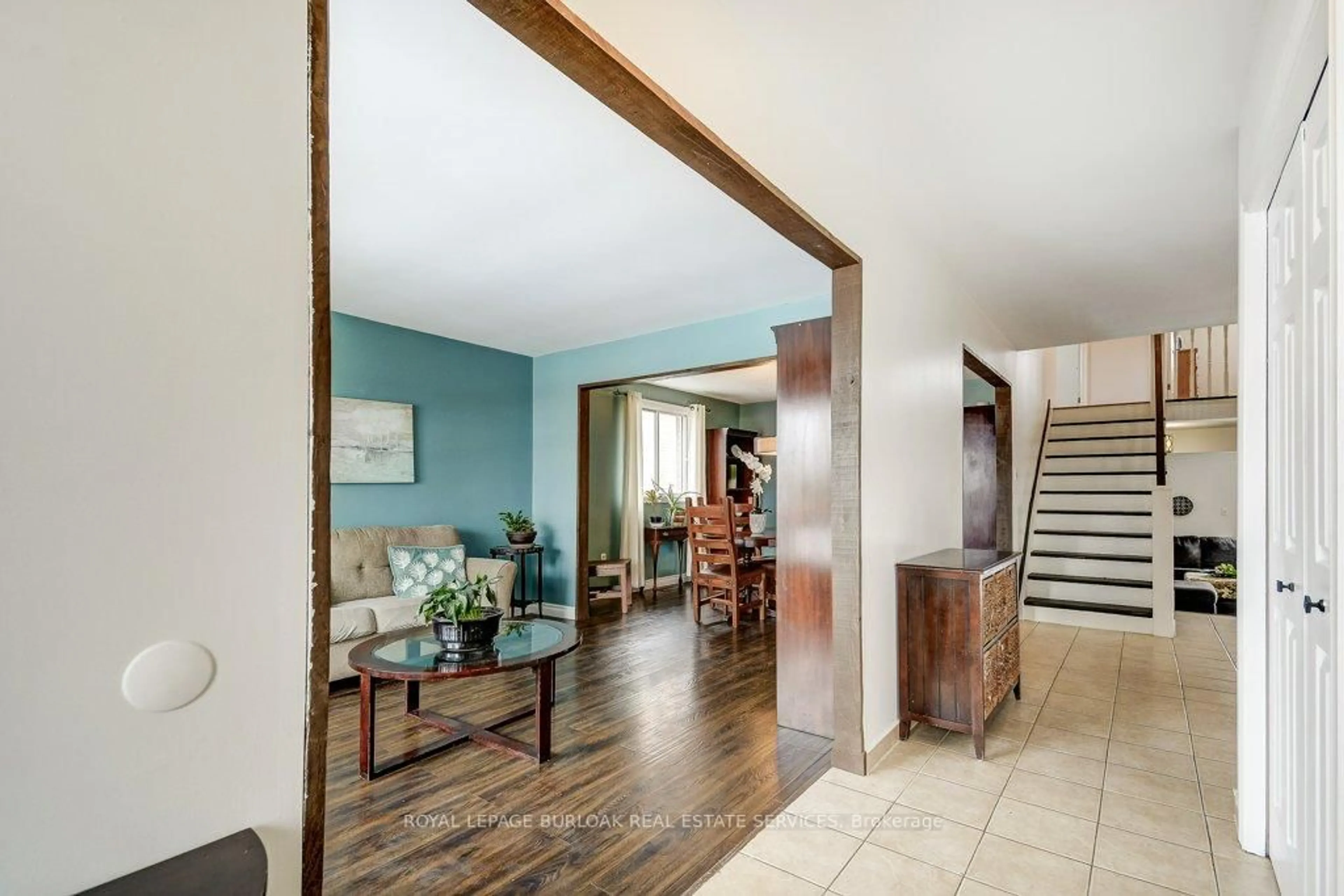 Indoor foyer for 448 Rexford Dr, Hamilton Ontario L8W 3C1