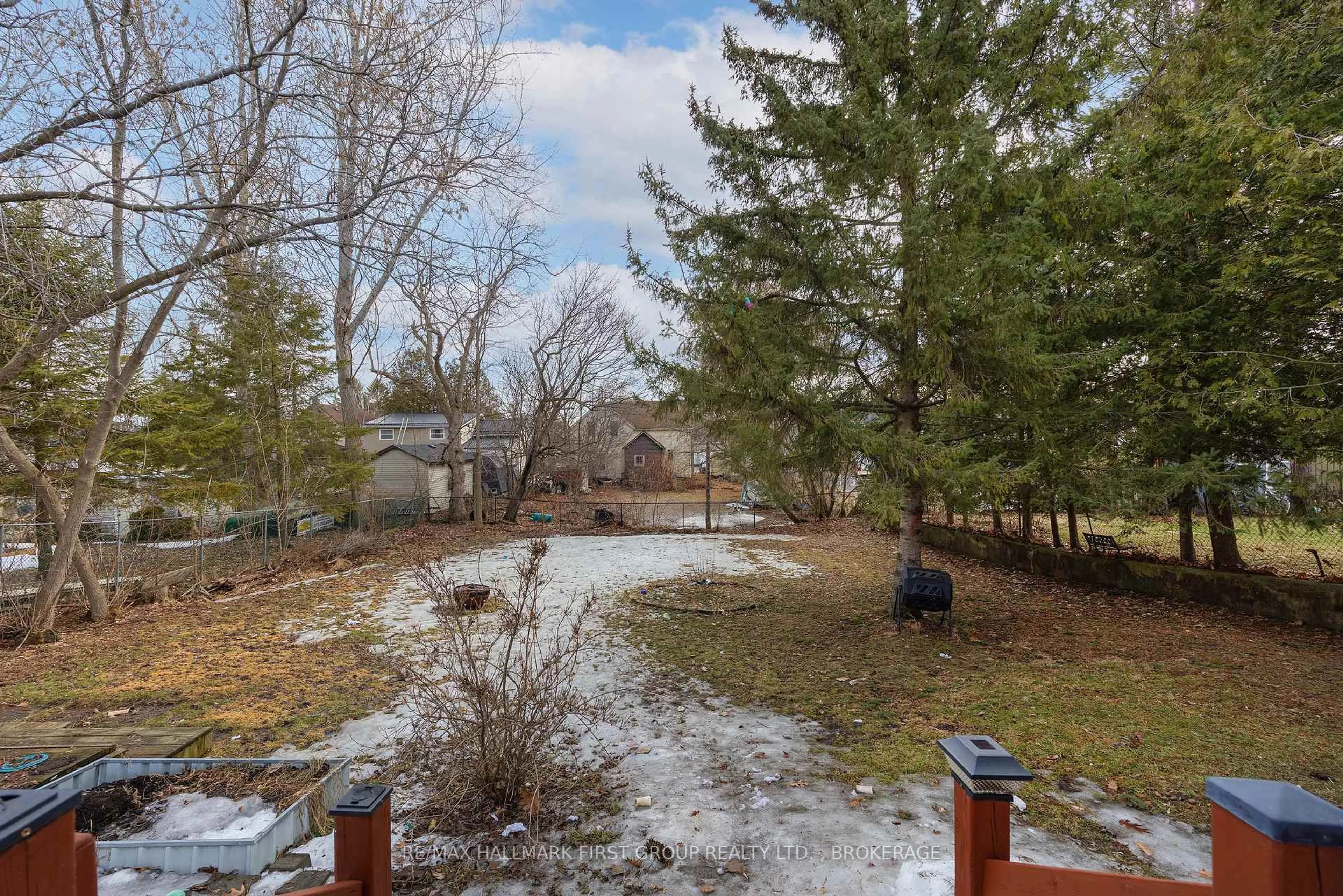 A pic from outside/outdoor area/front of a property/back of a property/a pic from drone, unknown for 125 Birch St, Gananoque Ontario K7G 2T5