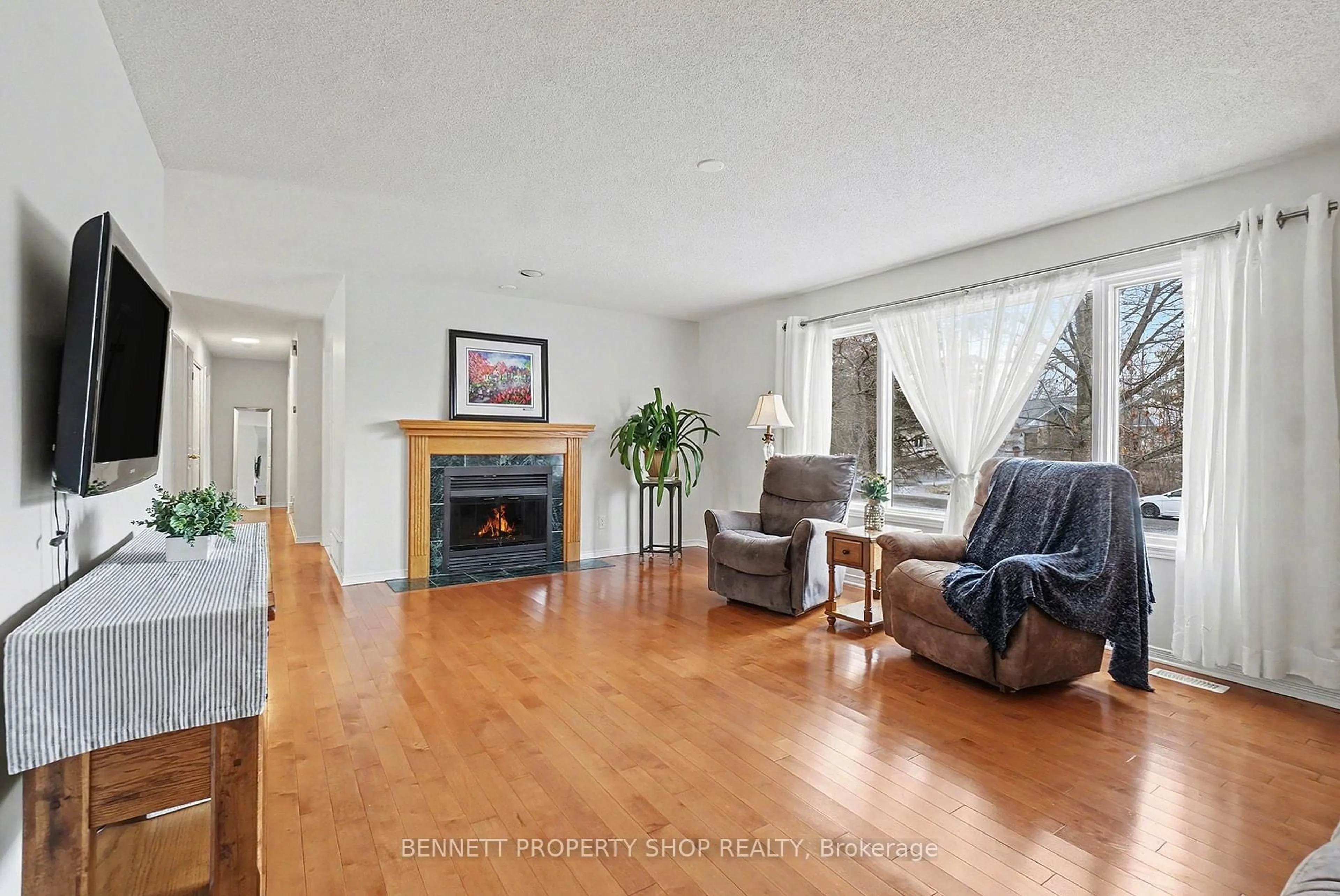 Living room with furniture, unknown for 1262 Rousseau Cres, Ottawa Ontario K4P 1B3