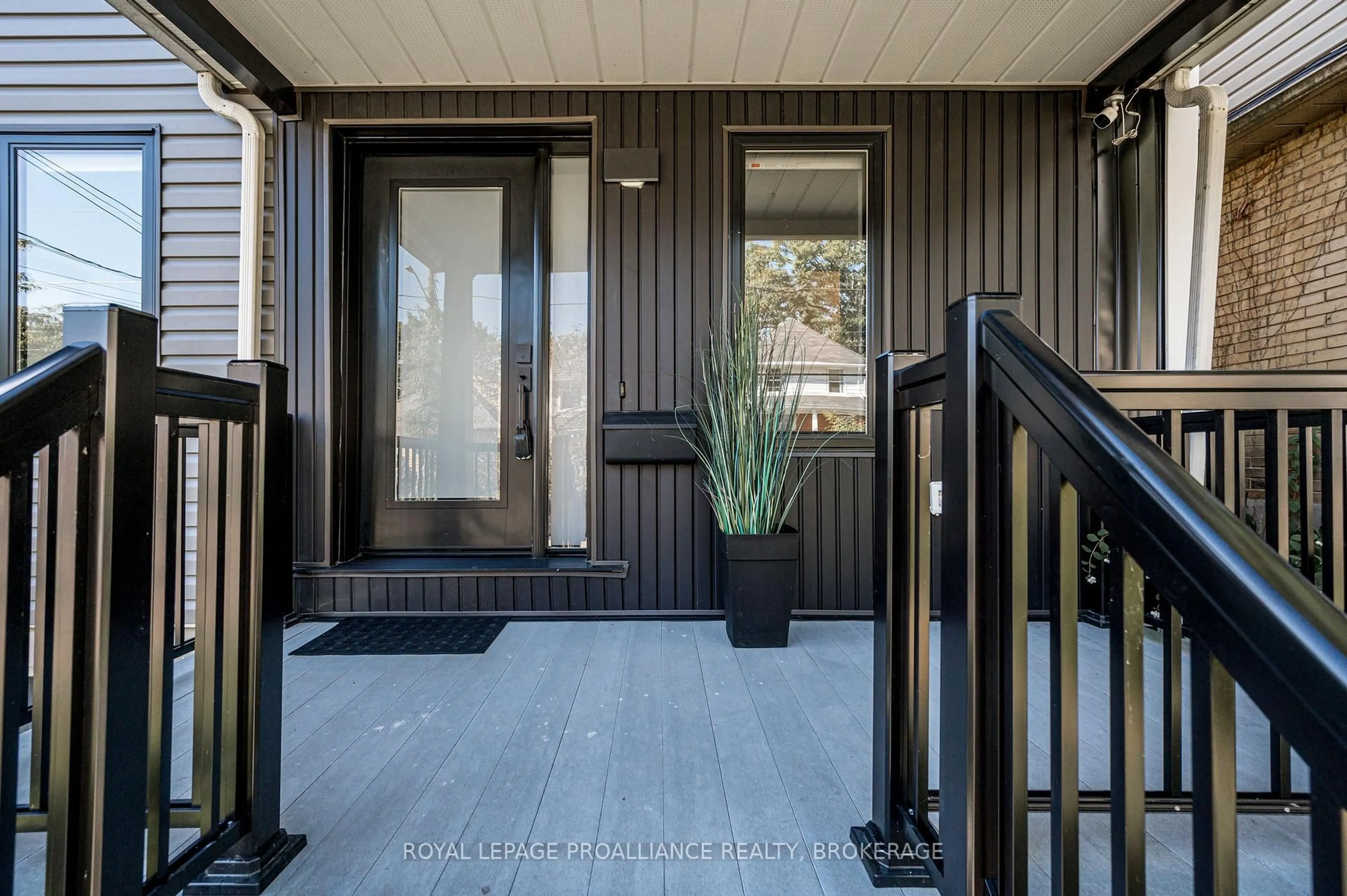 Indoor entryway for 78 Pembroke St, Kingston Ontario K7L 4N7