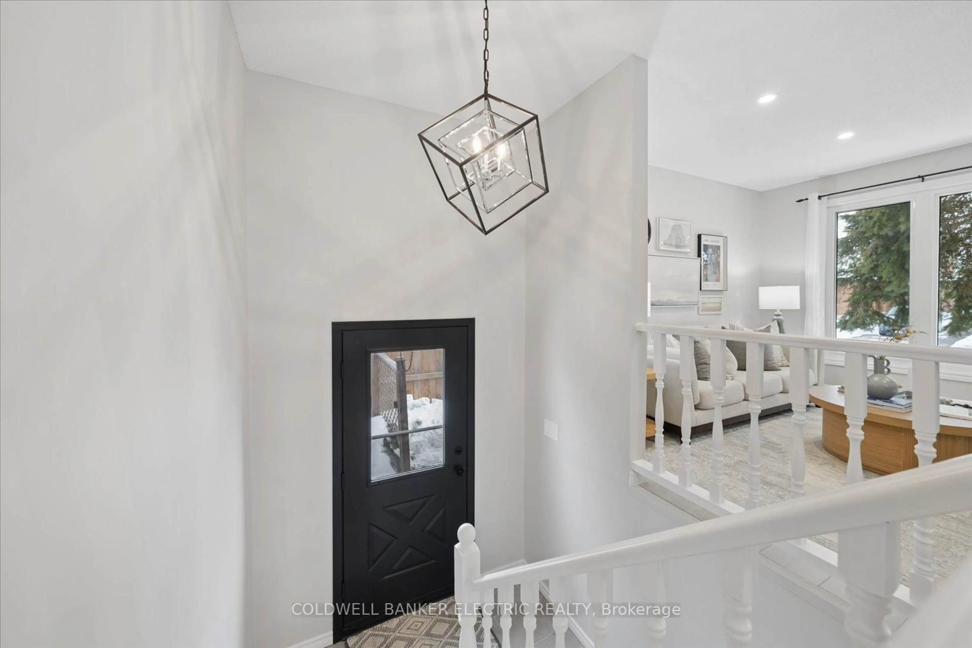 Indoor entryway for 830 Orpington Rd, Peterborough Ontario K9J 7X5