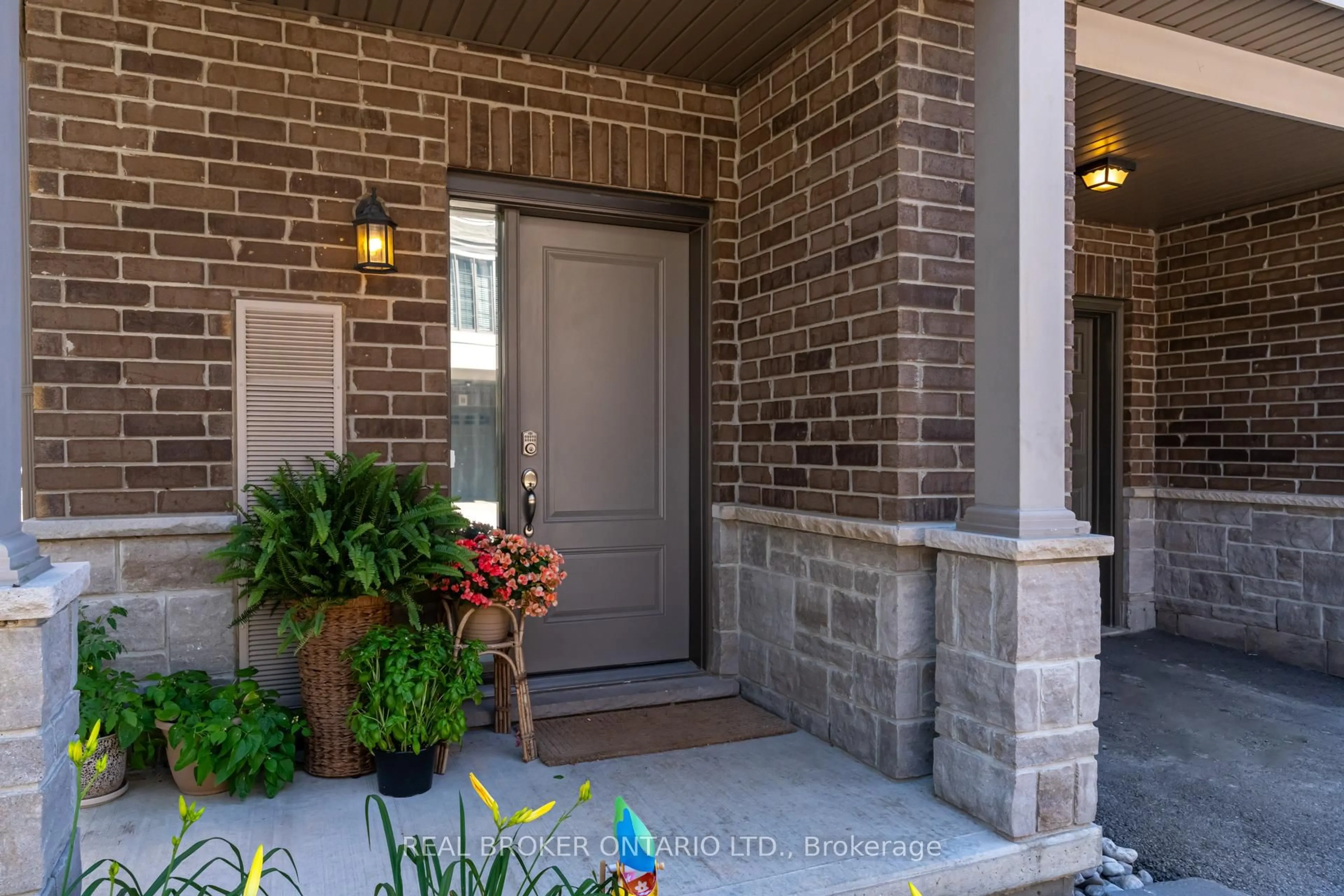 Indoor entryway for 377 Glancaster Rd #49, Hamilton Ontario L9G 0G4
