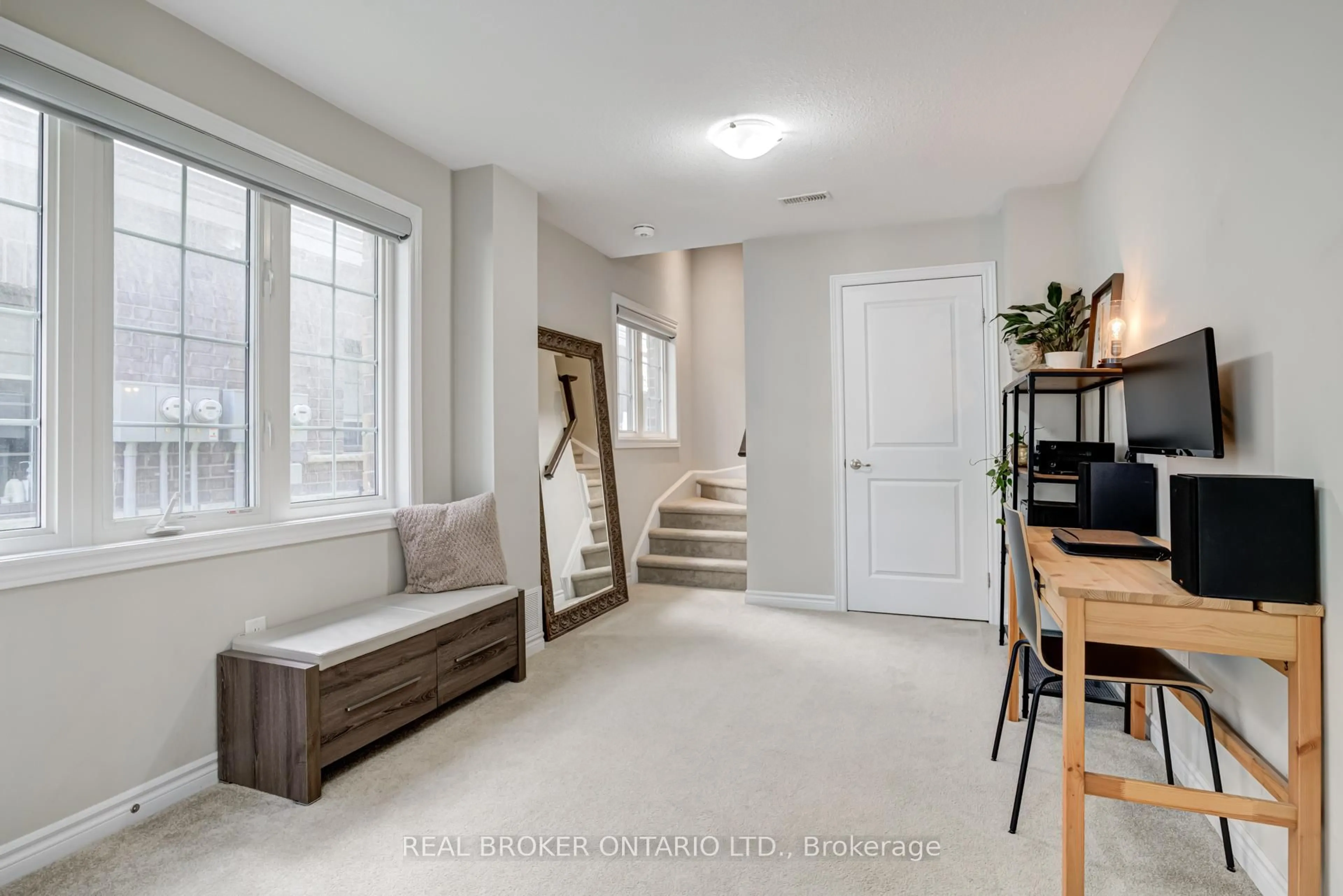 Indoor entryway for 377 Glancaster Rd #49, Hamilton Ontario L9G 0G4