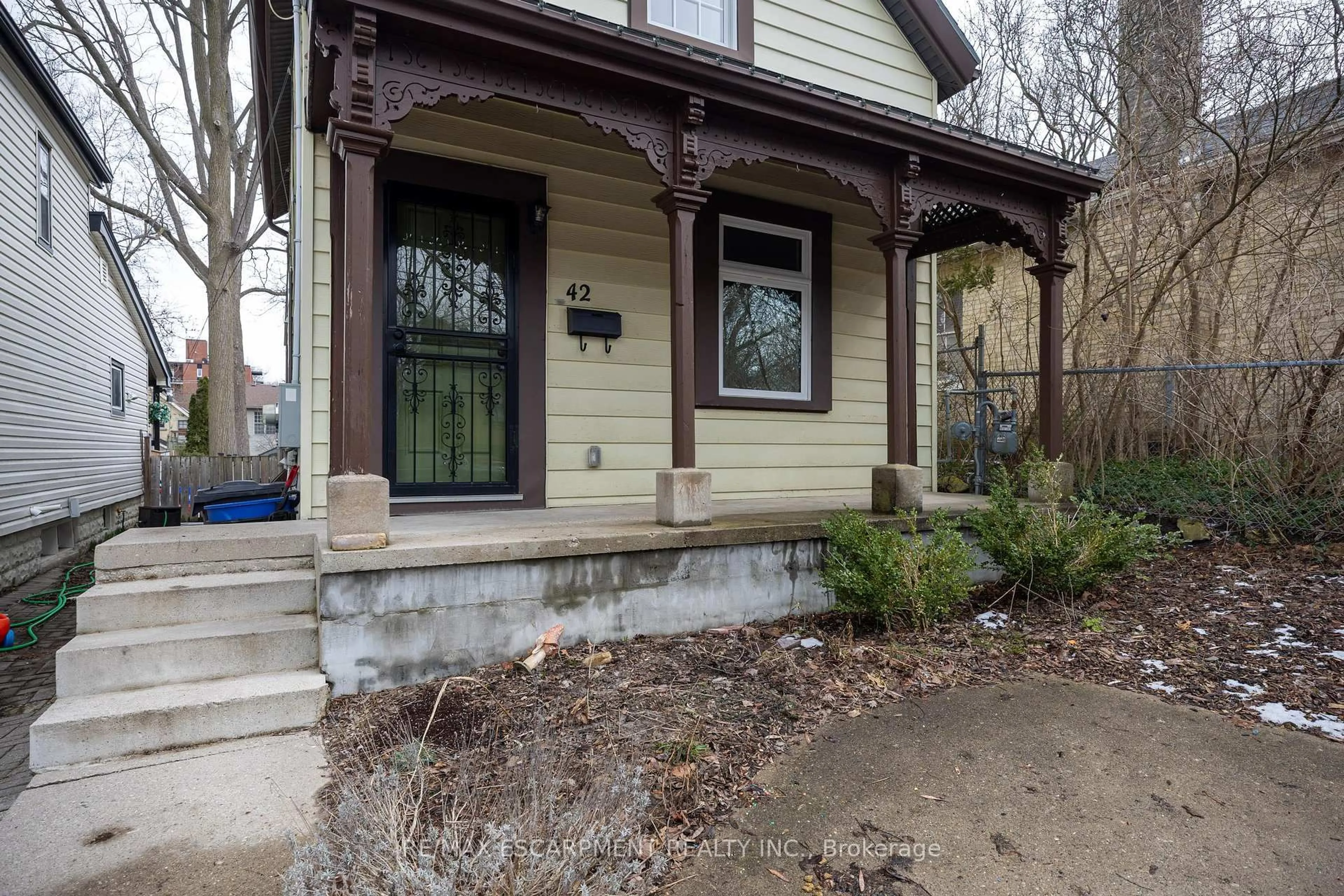 Home with vinyl exterior material, street for 42 Palace St, London East Ontario N6B 3A7