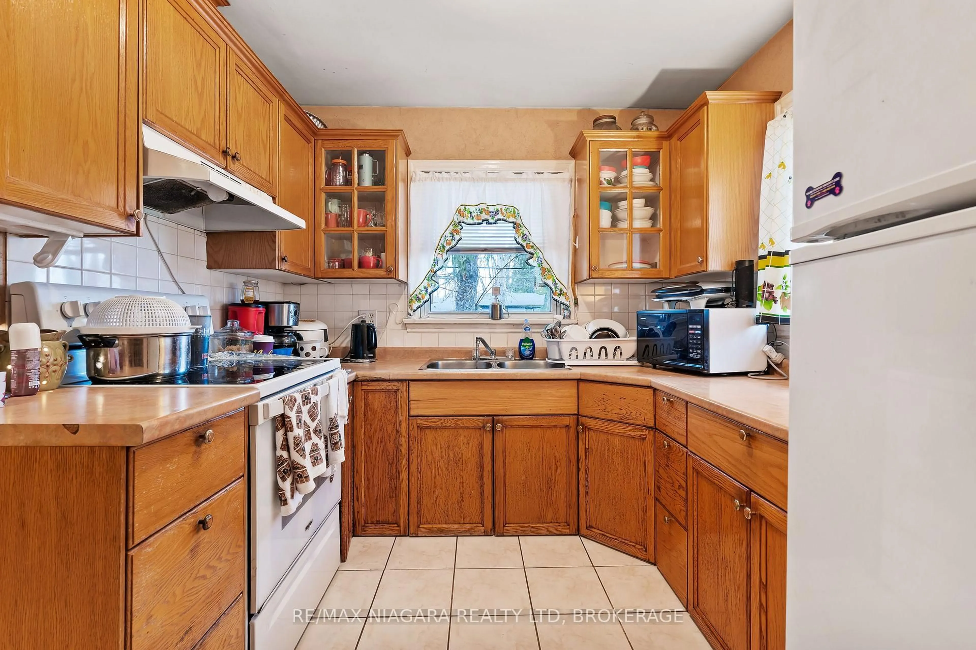 Standard kitchen, ceramic/tile floor for 5999 Montrose Rd, Niagara Falls Ontario L2H 1L4