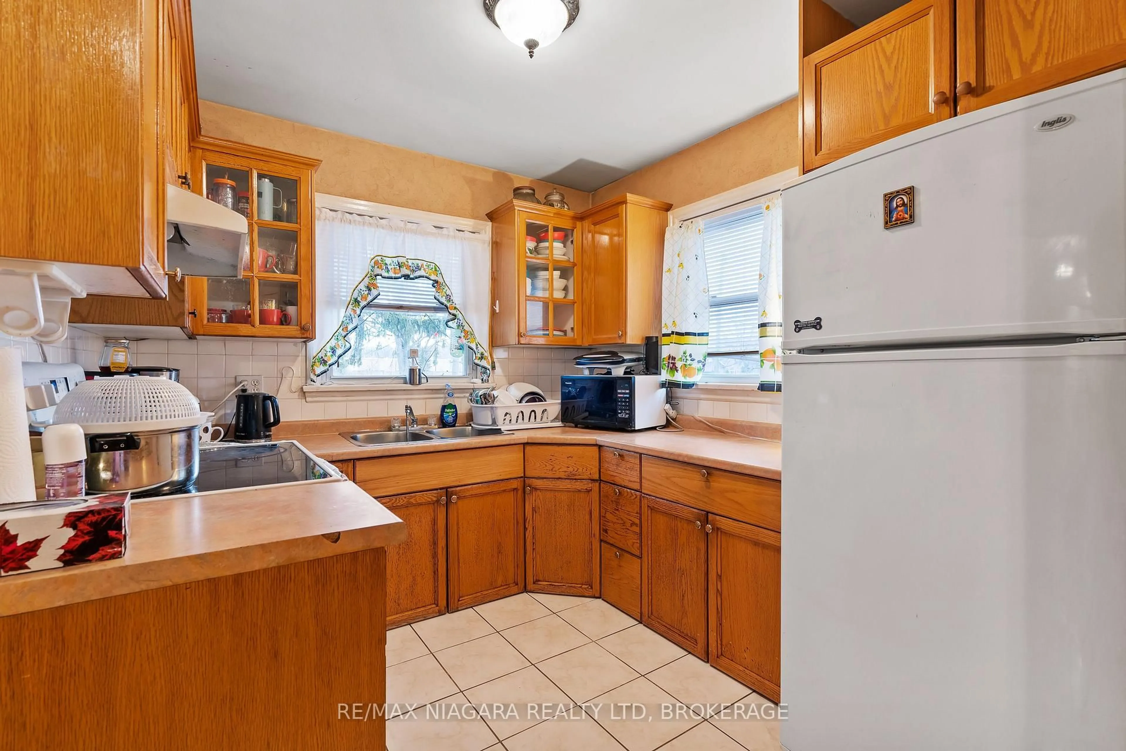 Standard kitchen, ceramic/tile floor for 5999 Montrose Rd, Niagara Falls Ontario L2H 1L4