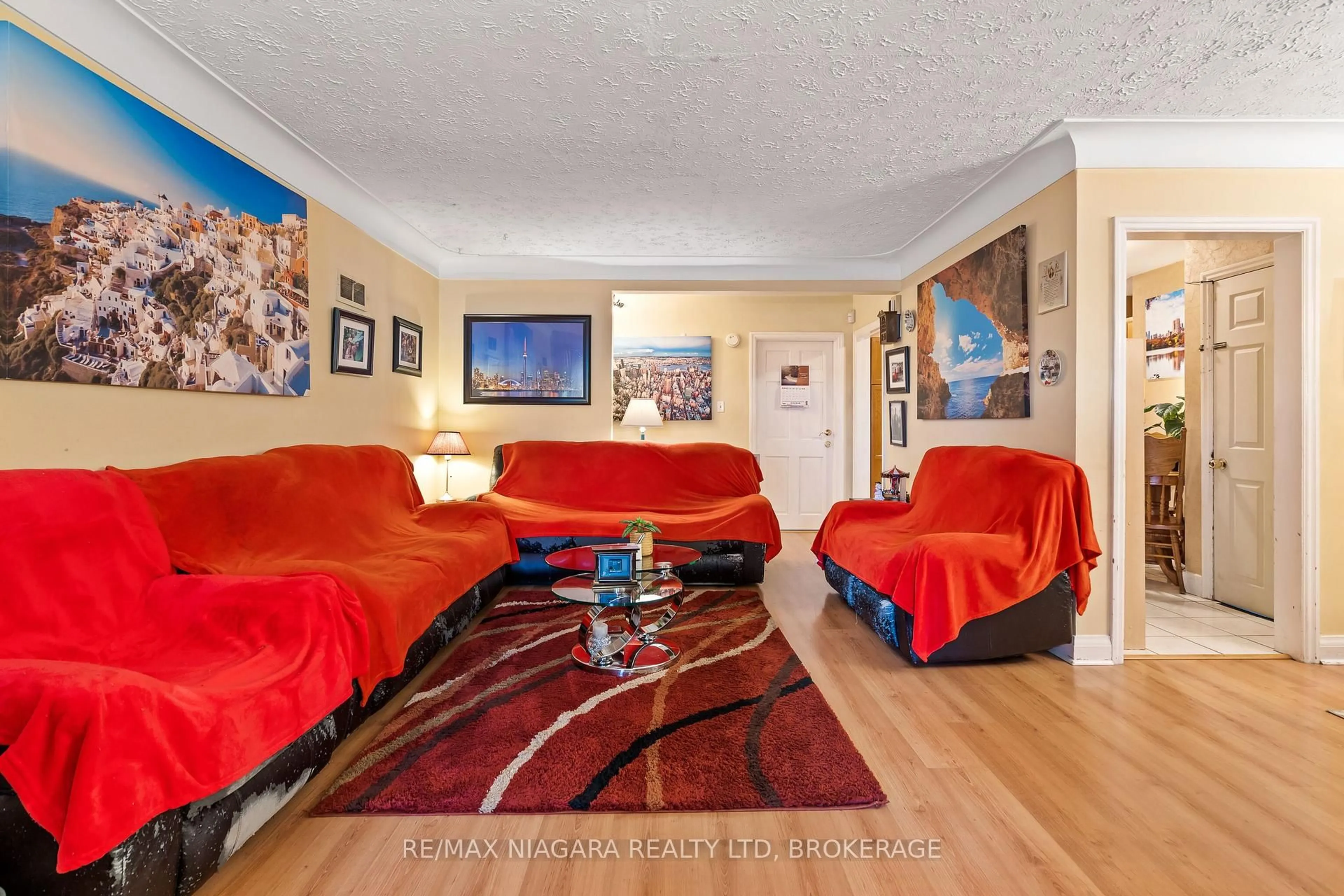 Living room with furniture, unknown for 5999 Montrose Rd, Niagara Falls Ontario L2H 1L4