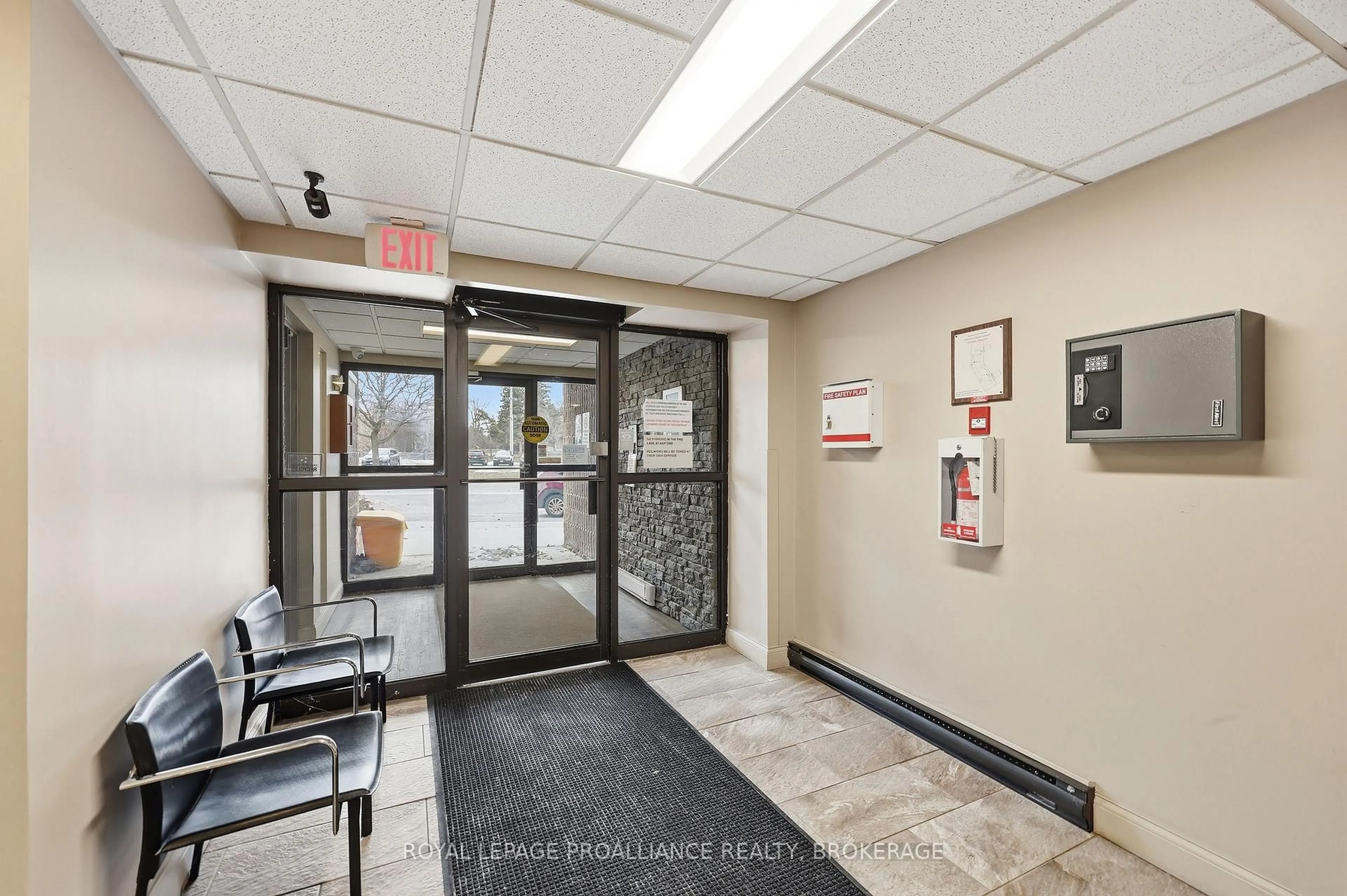 Indoor foyer for 17 Eldon Hall Pl #215, Kingston Ontario K7M 7H5