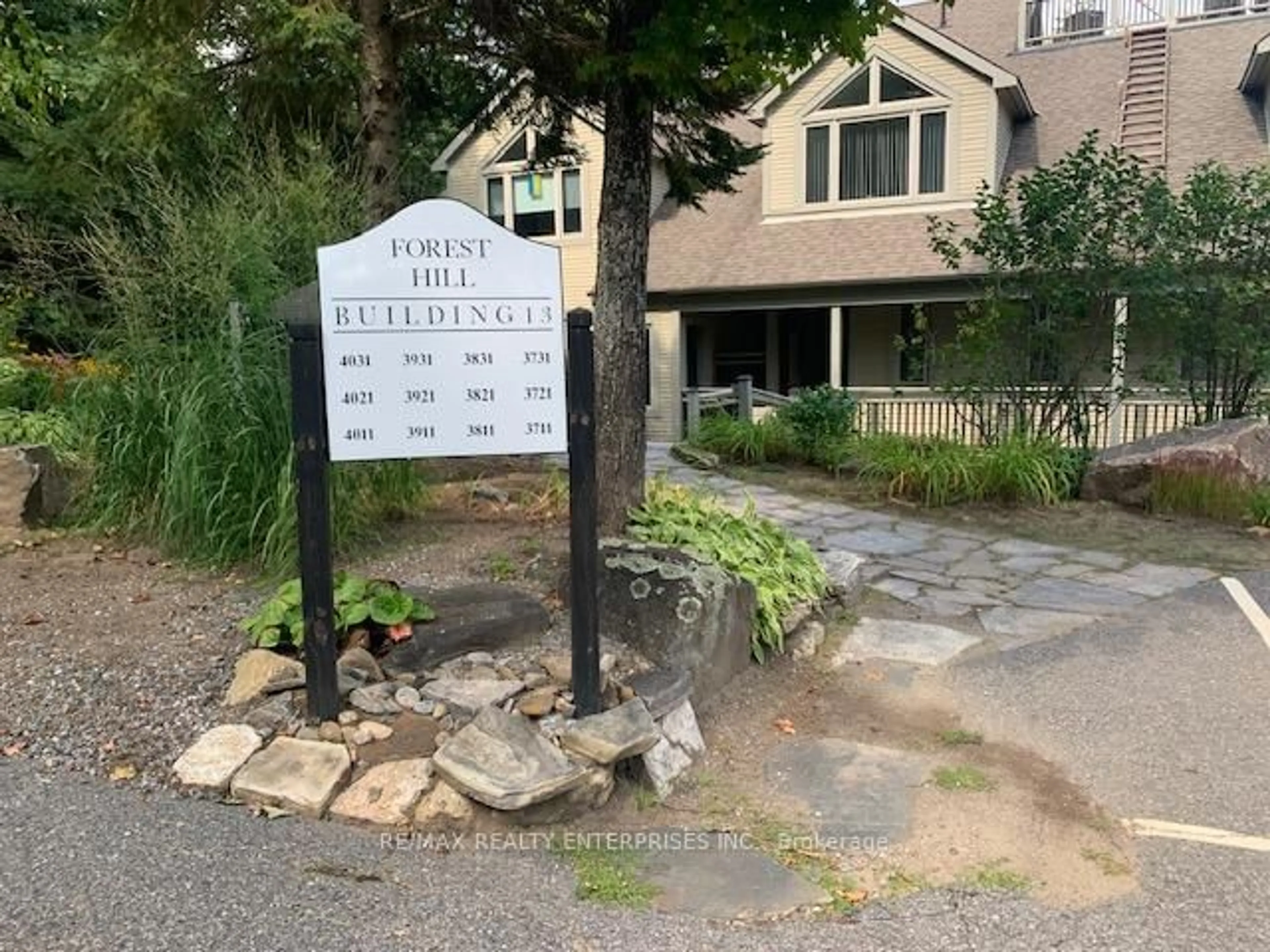 Indoor entryway for 4031 Grandview Forest Hill Dr #11, Huntsville Ontario P1H 2J5