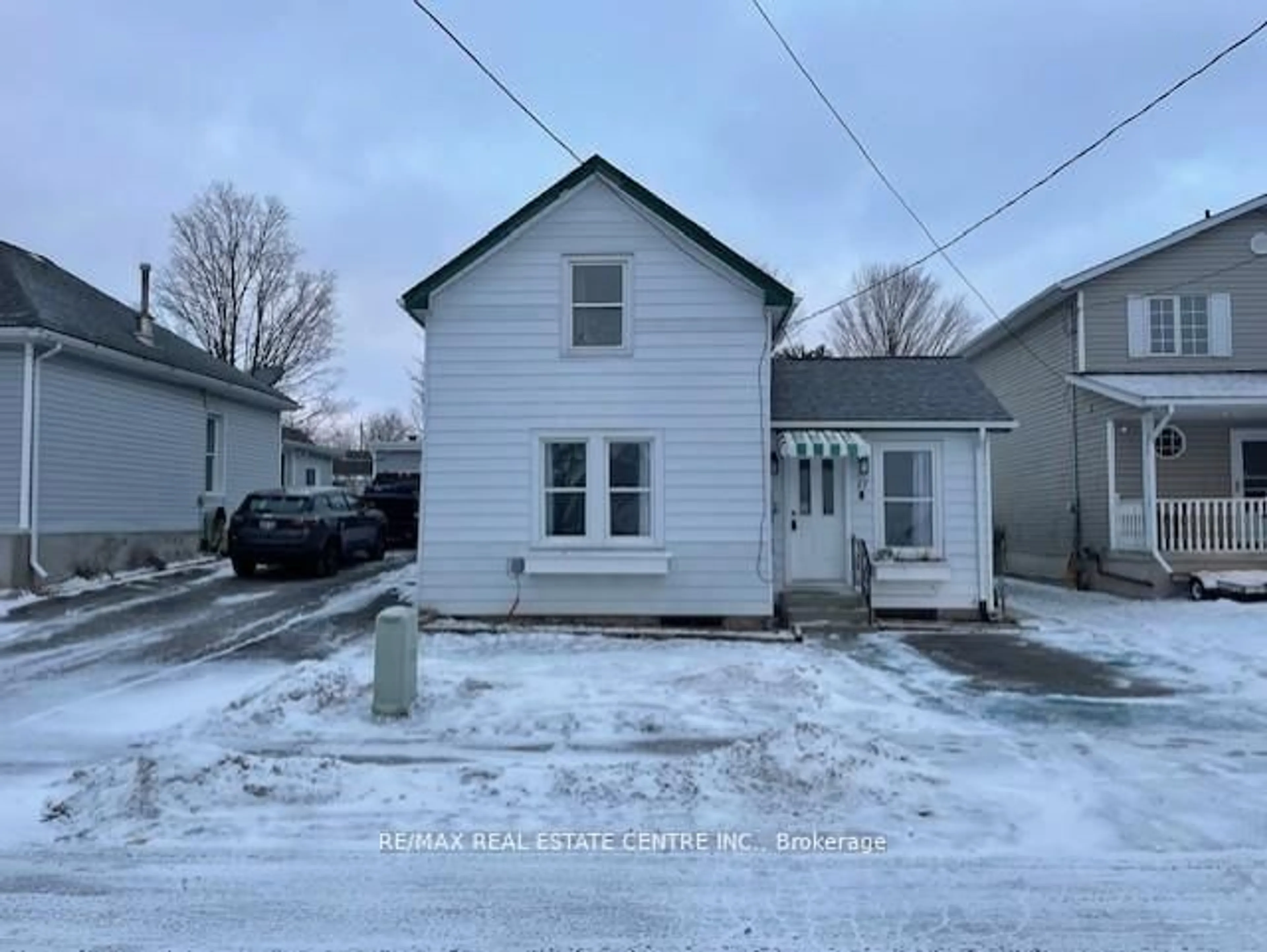 A pic from outside/outdoor area/front of a property/back of a property/a pic from drone, street for 17 Dover St, Woodstock Ontario N4S 3L7