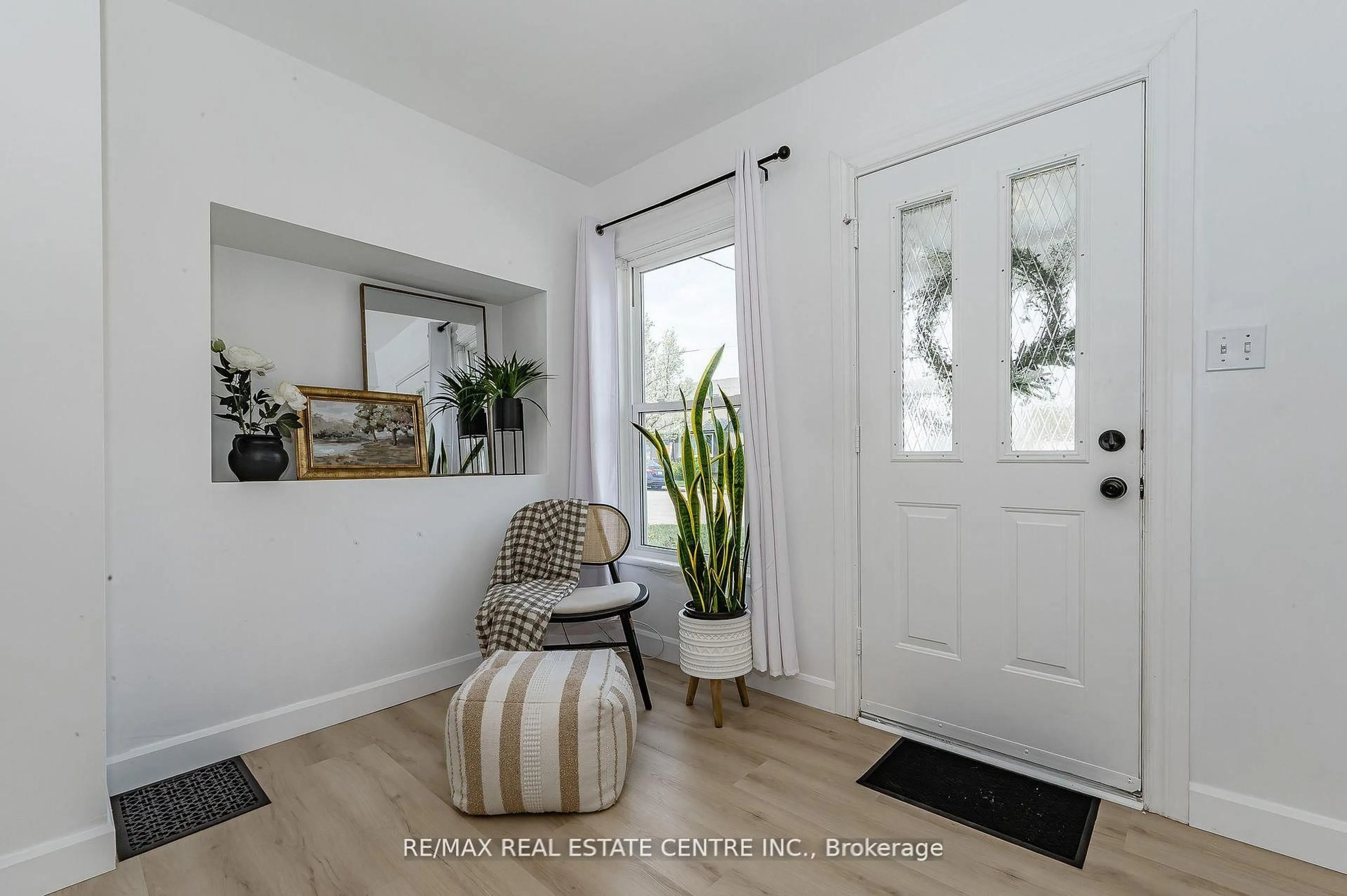 Indoor entryway for 17 Dover St, Woodstock Ontario N4S 3L7