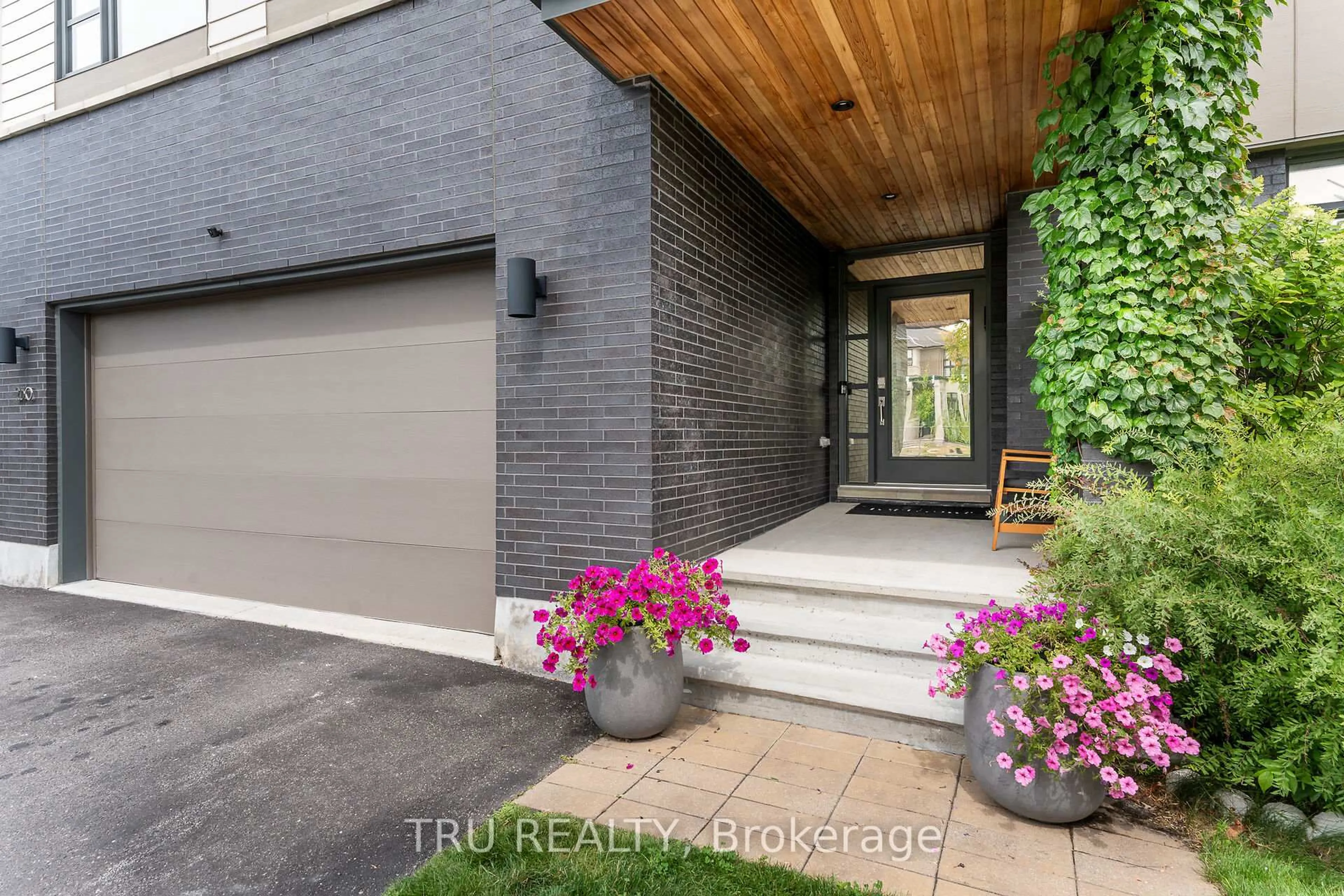 Indoor entryway for 250 Sunnyridge Cres, Ottawa Ontario K2M 0H3